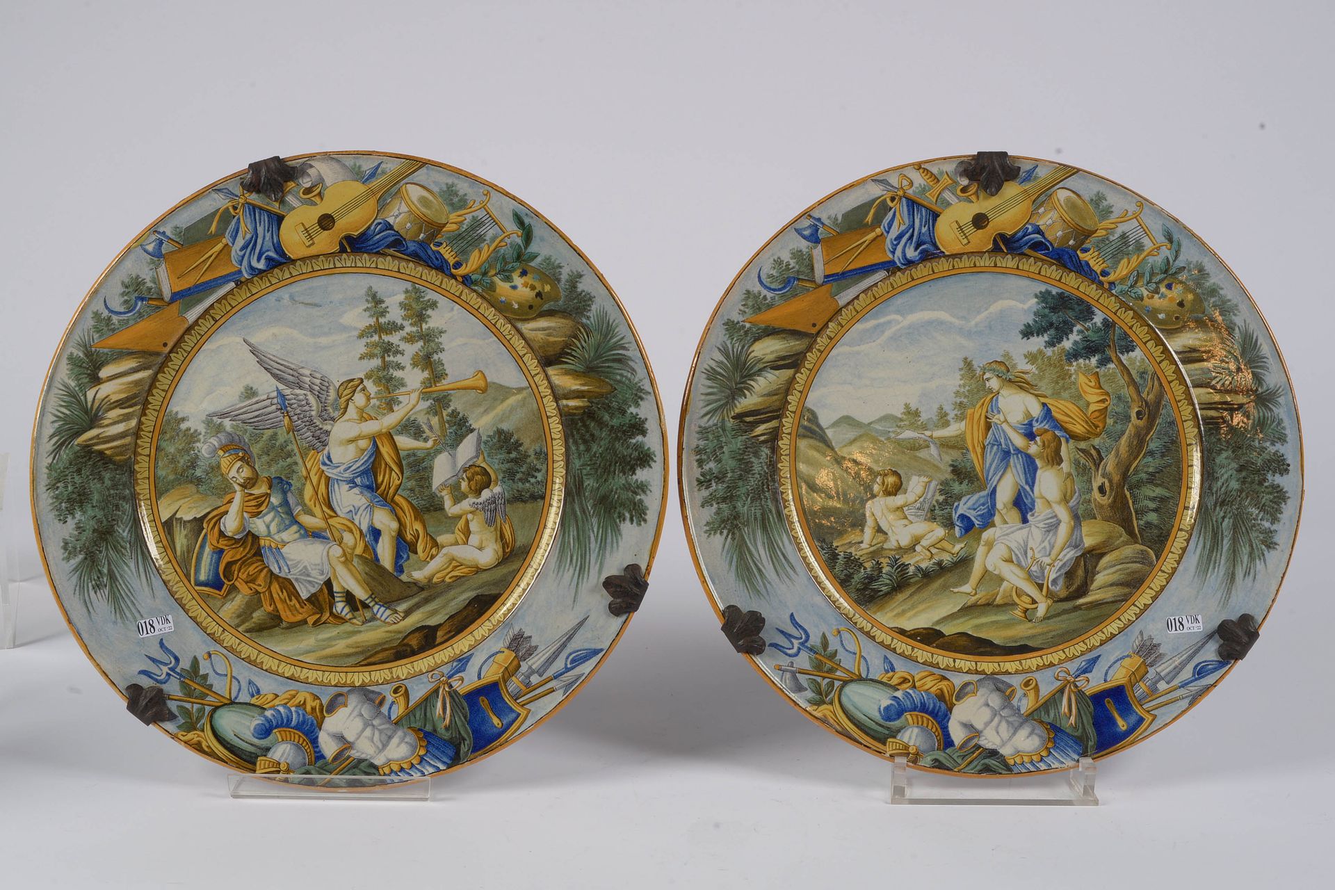 Null 卡斯特里（Castelli）的一对大圆陶盘，表现了 "奥菲斯和欧律狄刻 "和 "雷诺和阿尔米德"。意大利的工作。年代：18世纪（？）出处：曾收藏Nèv&hellip;
