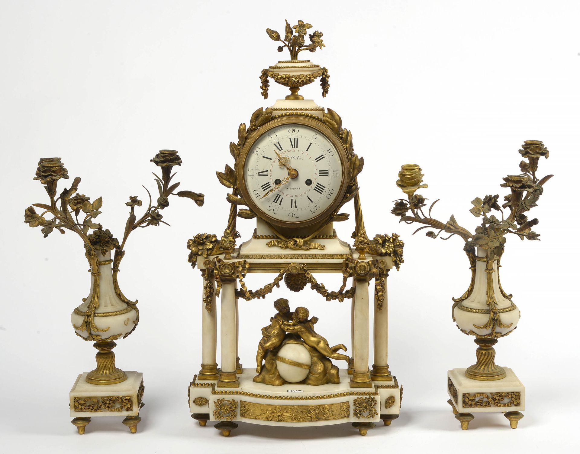 Null 一个大型的路易十六风格的门廊钟，用白色大理石和鎏金青铜装饰着 "球体上的两个普蒂"，"花环"，"桂冠"，顶部是一个 "花瓶"。表盘上有巴黎的Pelle&hellip;