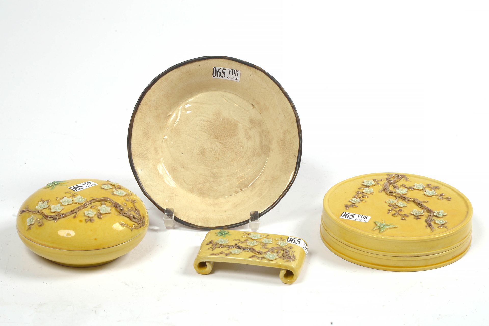 Null 一套四件：两个糖果盒和一个刷子架，黄色的中国瓷器，上面有浮雕的 "樱花 "装饰。年代：20世纪初。一个米白色裂纹陶器的宋杯，底部有凹陷的装饰。年代：1&hellip;