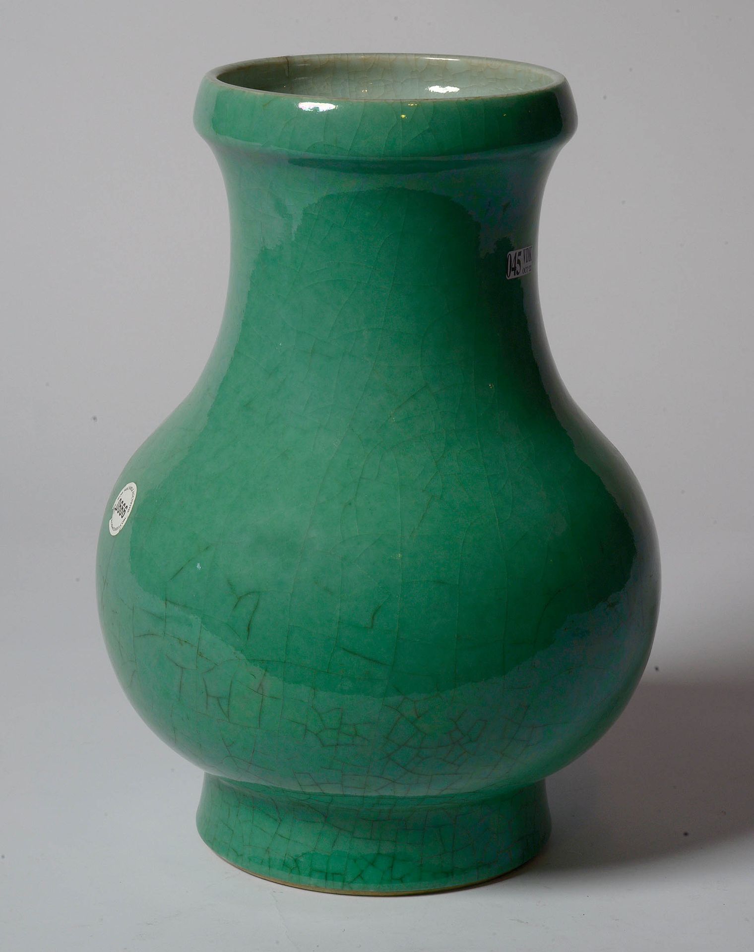 Null Grand vase pansu en porcelaine verte craquelée. Travail chinois. Epoque: XV&hellip;