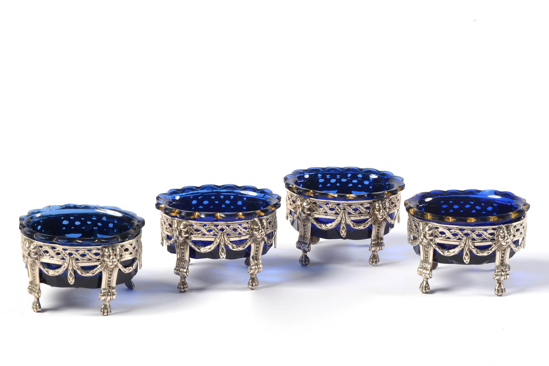 Null 一套四件带有根特印记的路易十五银质盐瓶，装饰有蓝色切割玻璃器皿，并以黄金装饰。年代：18世纪末。出处：曾收藏Nève de Mévergnies和va&hellip;