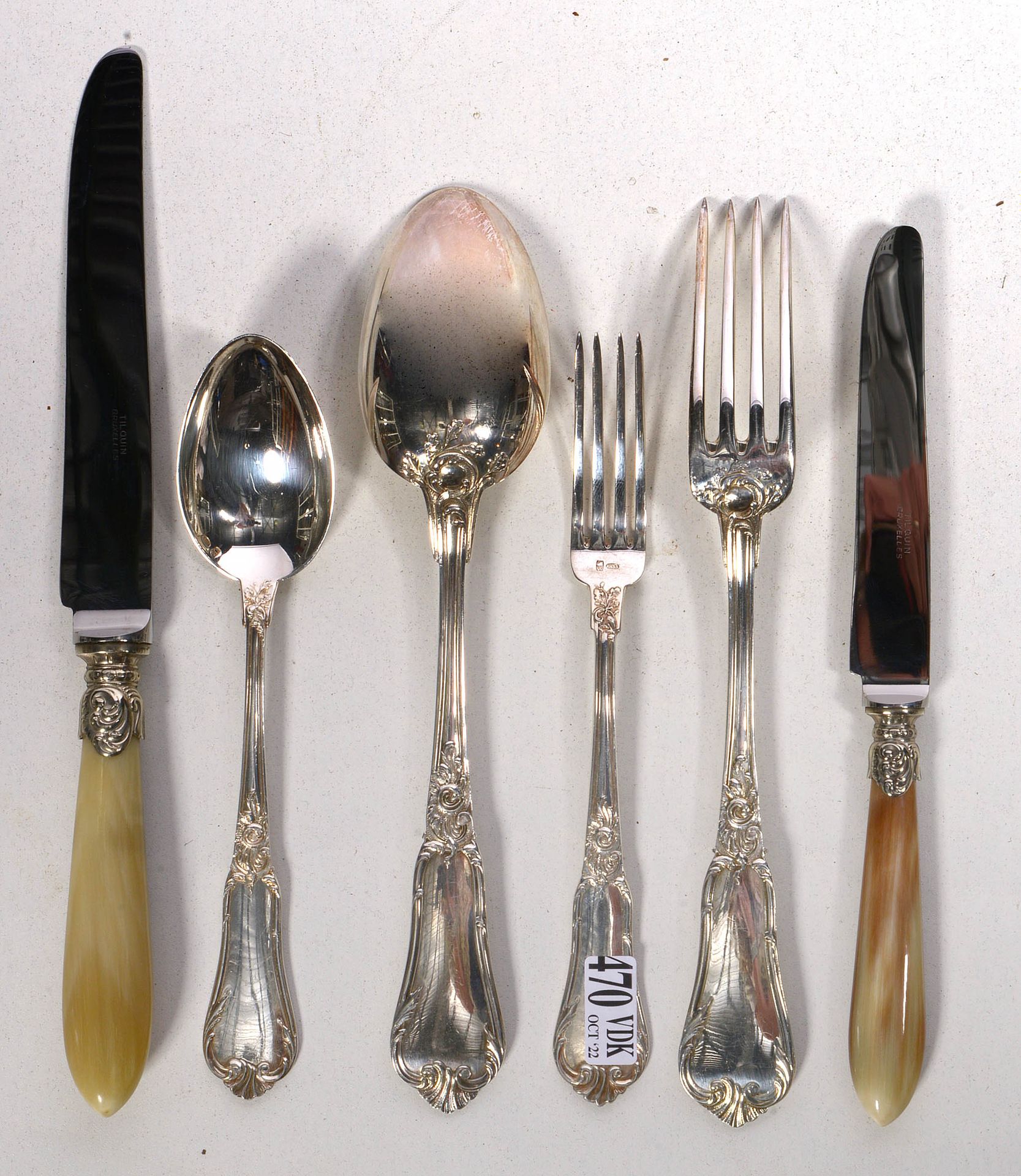 Null 路易十五风格的银质餐具套装共48件，包括：12把大叉子，12把大勺子，12把中叉子和12把中勺子。沃尔夫斯的标志。12把大刀和12把中刀，角质刀柄，钢&hellip;