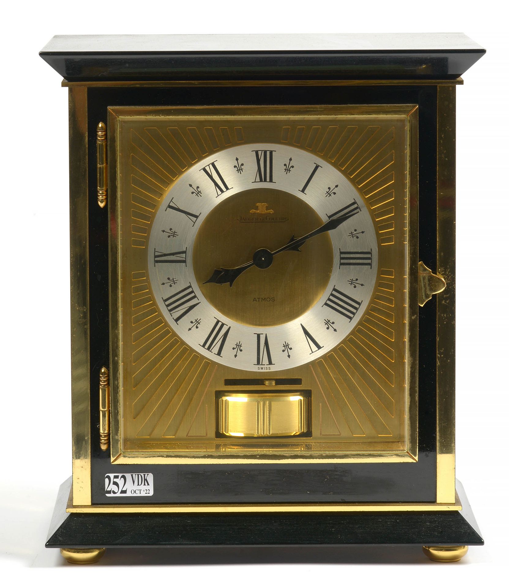 JAEGER-LECOULTRE Jaeger-LeCoultre Atmos黄铜和黑色漆面金属钟。瑞士的工作。处于工作状态。(小的凹痕和有坑的金属)。Dim.&hellip;