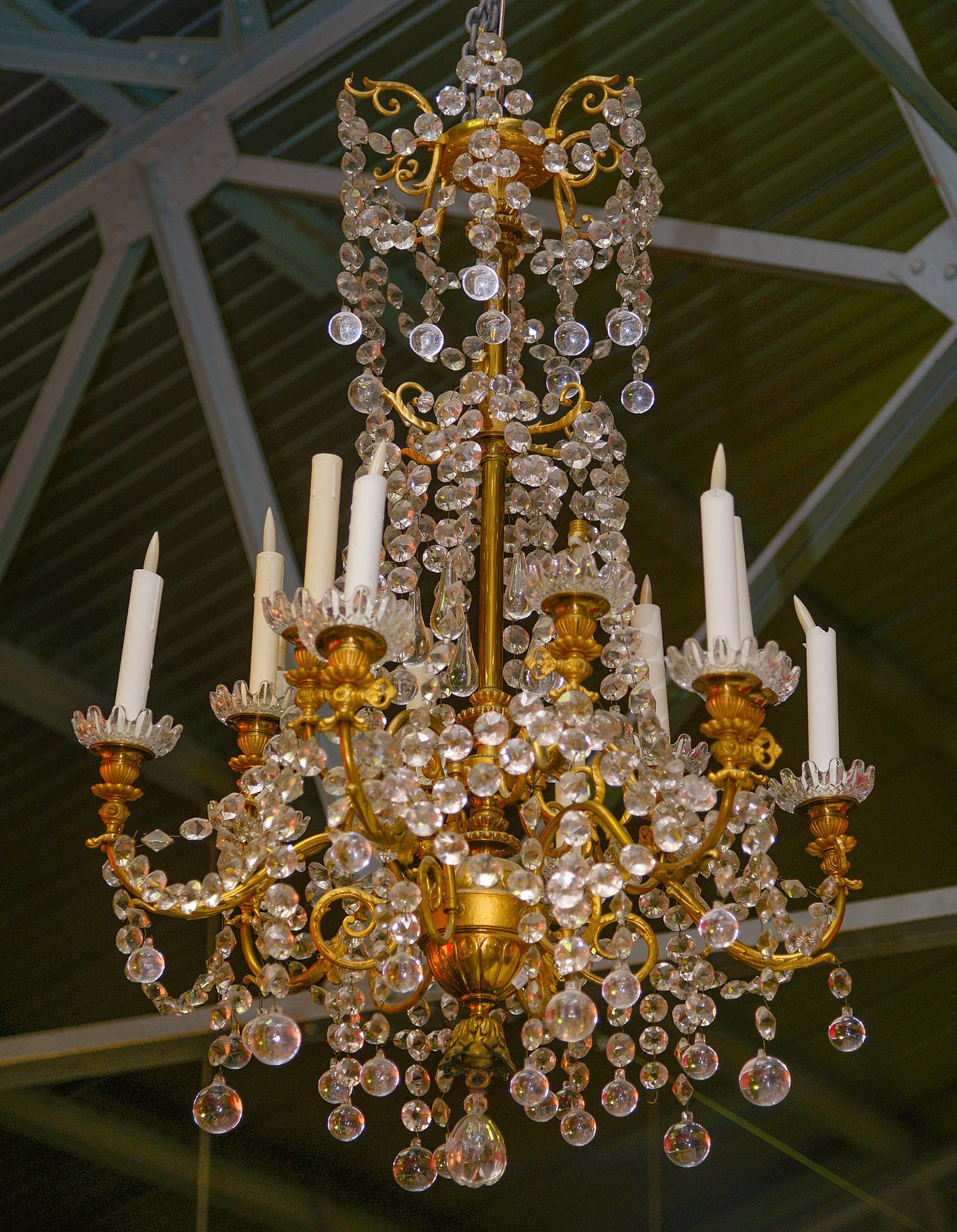 Null 拿破仑三世吊灯，镀金青铜和水晶串珠，两层有12个灯臂。水晶球。法国的工作。年代：19世纪末。高：+/-100厘米。