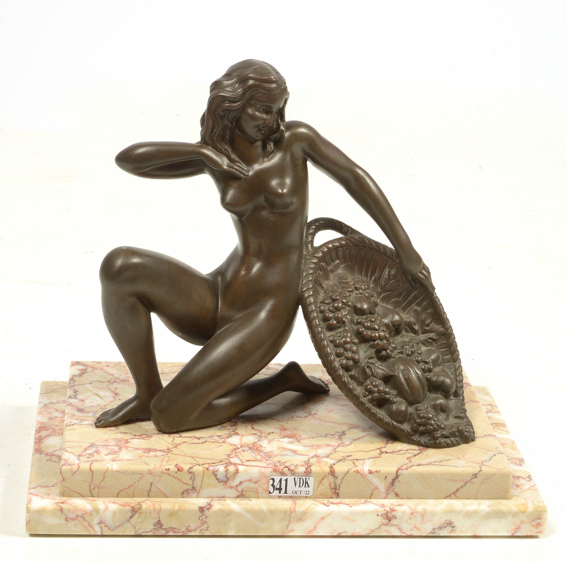 SOLEAU (XIXème - XXème) 装饰艺术风格的青铜 "带水果篮的女性裸体"，带有棕色的铜锈。签署了Soleau。约1930年。安放在一个带有红色&hellip;