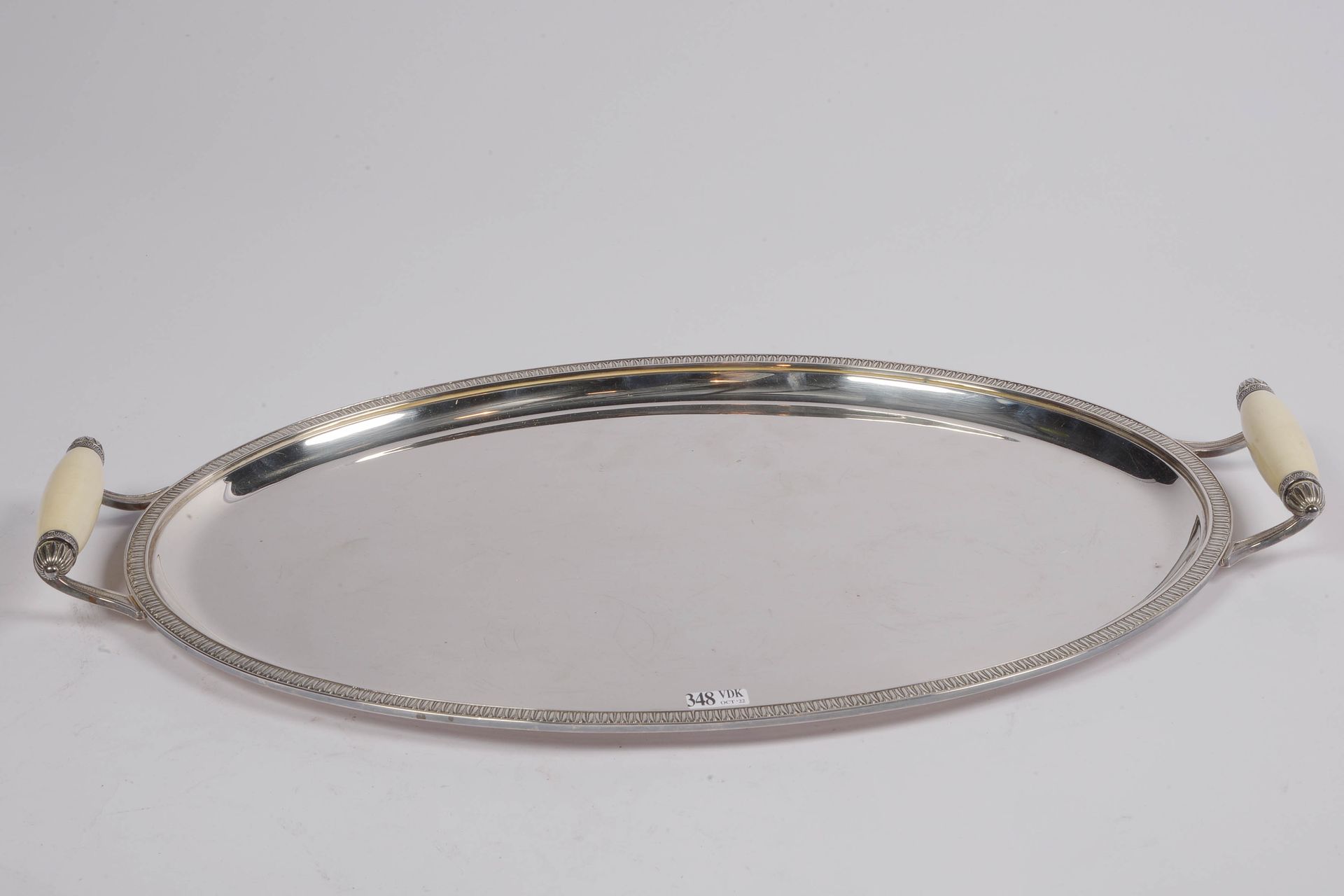 Null 椭圆形银质托盘835/1000，带有沃尔夫斯印记（1942-1975），边缘有 "Palmettes "装饰，并有象牙手柄装饰。一件编号为P.A.50&hellip;