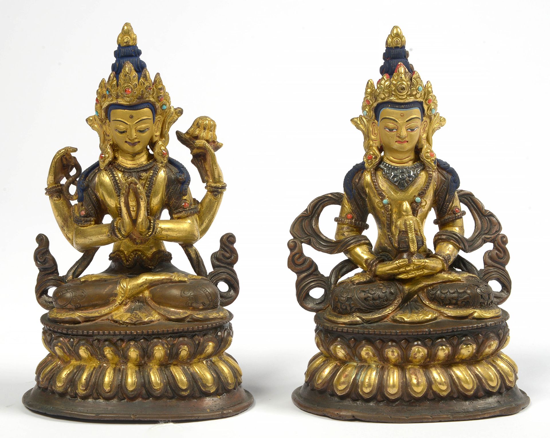 Null Zwei "Tara" aus Bronze mit brauner, vergoldeter und polychromierter Patina,&hellip;