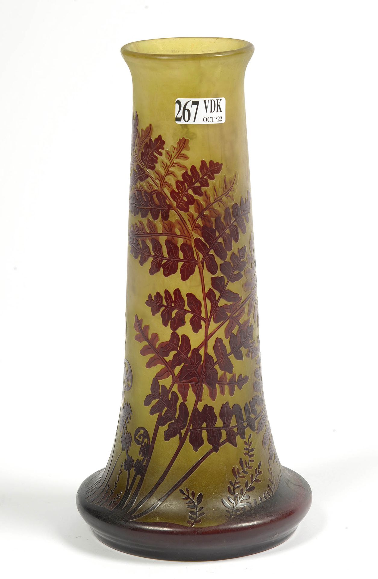 GALLE EMILE 多层玻璃粘贴的花瓶，黄底茄子植物装饰。签名为Gallé。法国的工作。高：+/-24厘米。