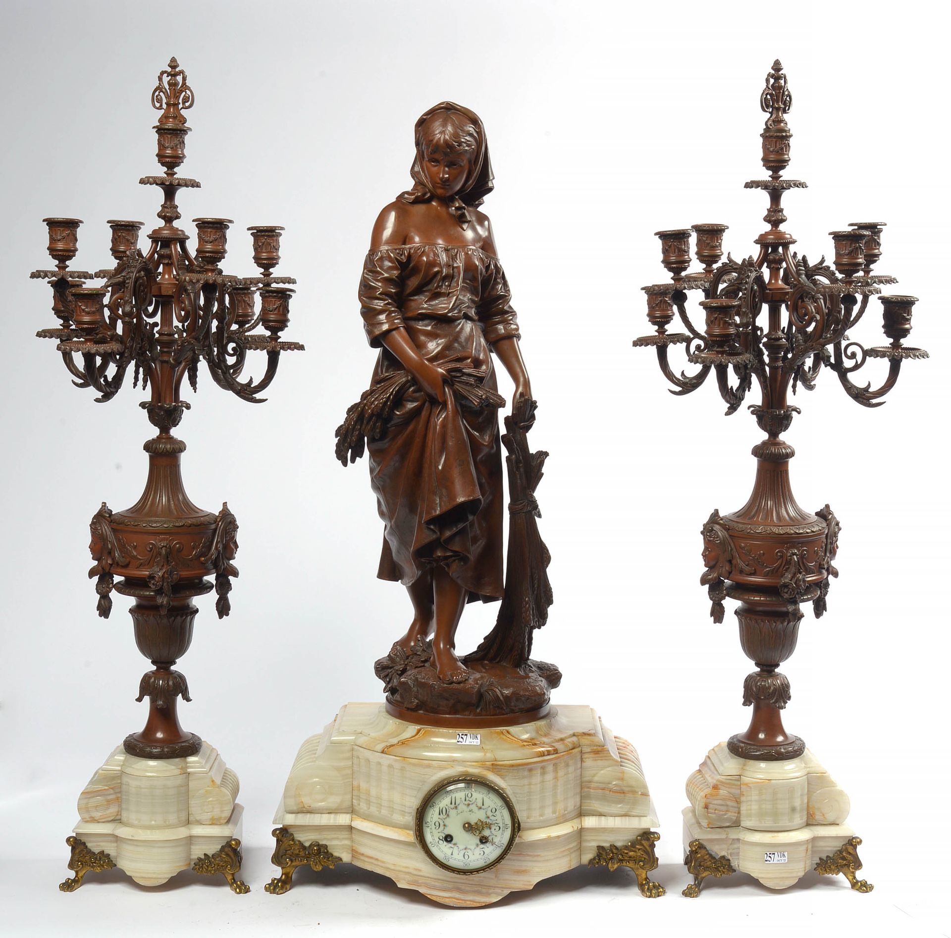 Null 重要的拿破仑三世的三件套壁炉，以棕色的青铜为基底，包括：一个时钟，上面有一个签名为Bouret的 "Paysanne"。刻有Becht & Dyse的&hellip;