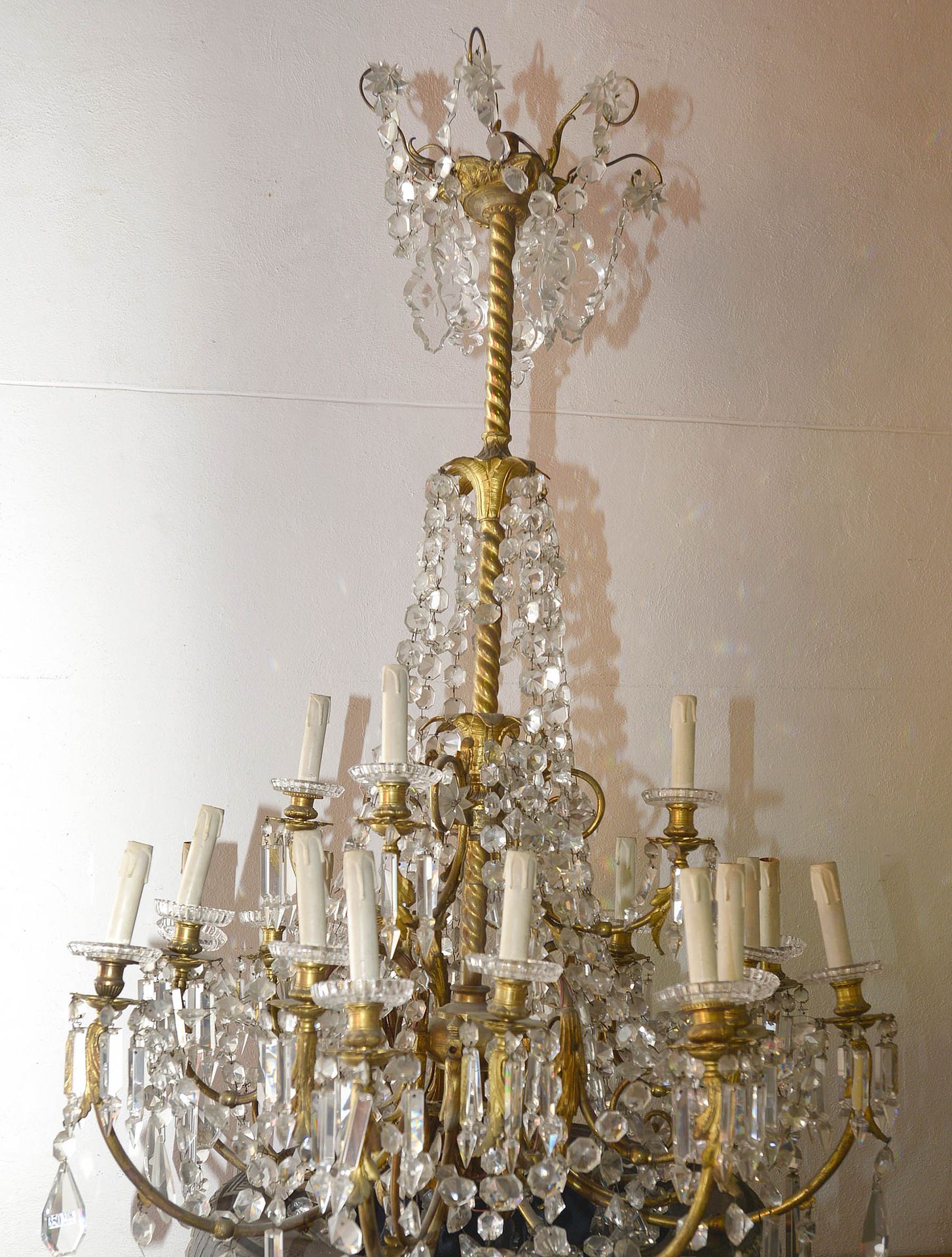 Null 令人印象深刻的拿破仑三世吊灯，采用鎏金铜和水晶串珠，有20个灯臂。年代：十九世纪末。高：+/-150厘米。出处：前Nève de Mévergnies&hellip;