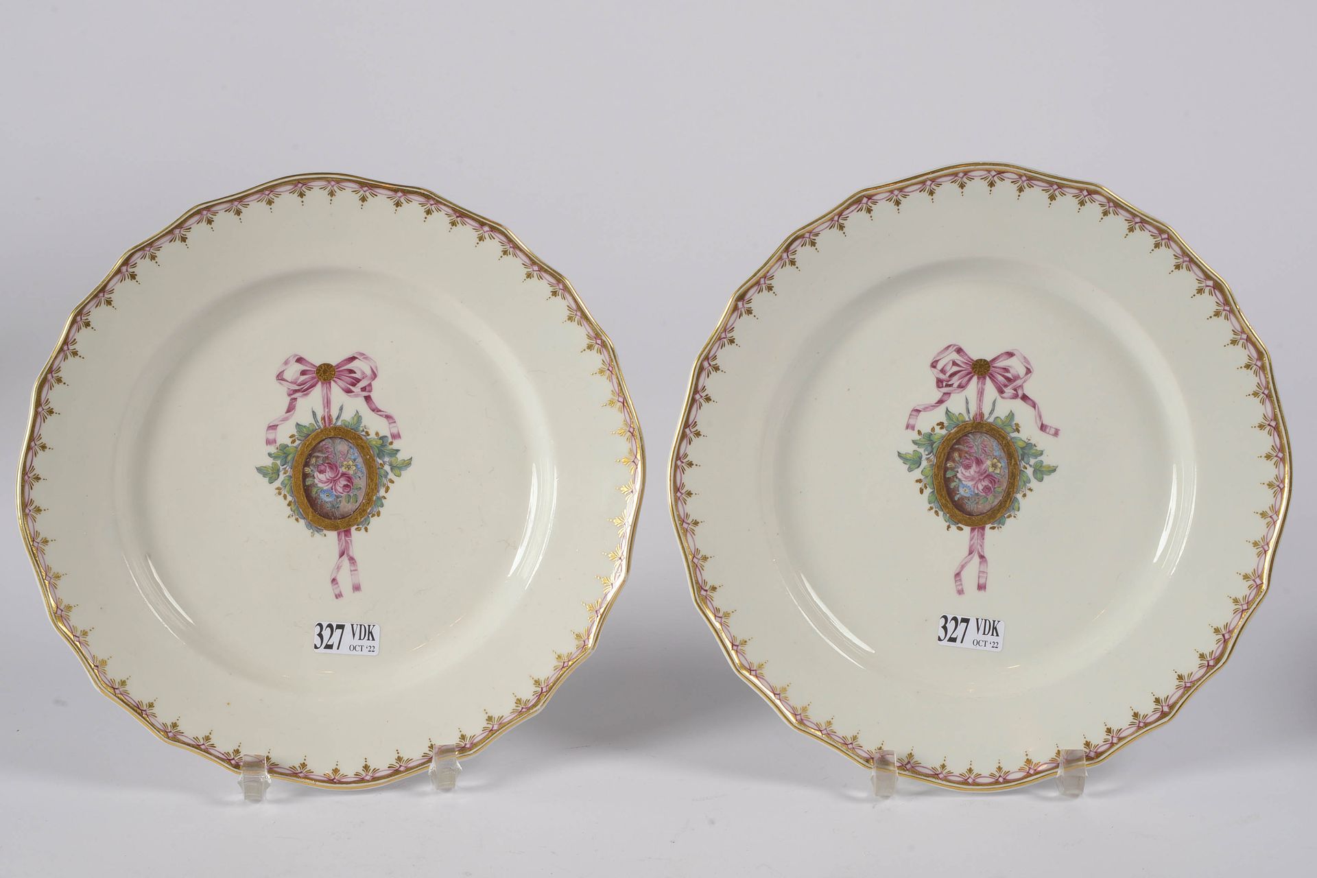Null 一对图尔奈多色瓷盘，来自维勒蒙公爵的服务，有金色和洋红色的辫子，中央有花饰的奖章。年代：18世纪。直径：+/-23,3厘米。