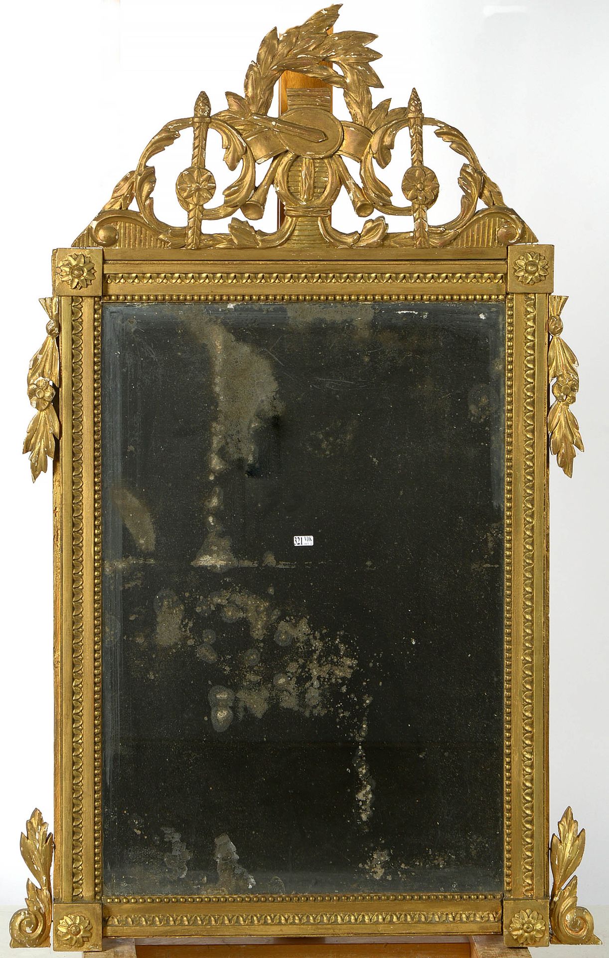 Null Miroir Louis XVI en bois sculpté et doré au décor "D'attributs de la musiqu&hellip;