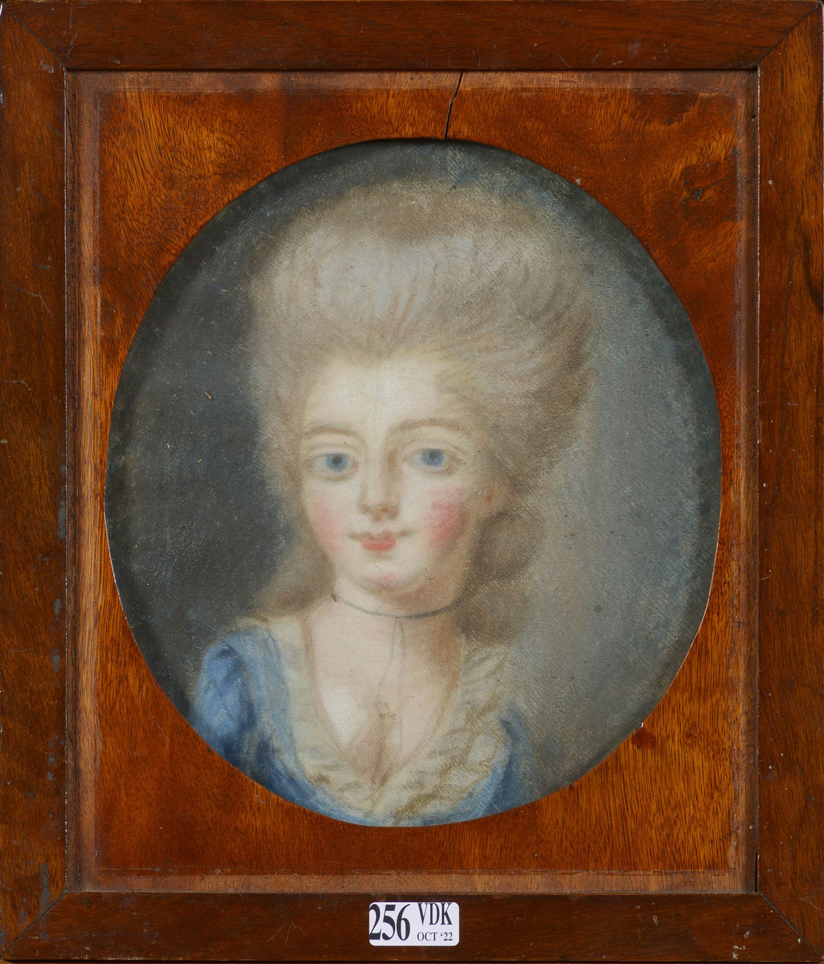 Null "穿蓝色衣服的女人肖像》，椭圆形粉彩纸，红木框架。匿名。法国的工作。年代：18世纪末。尺寸：+/-19,5x17厘米。
