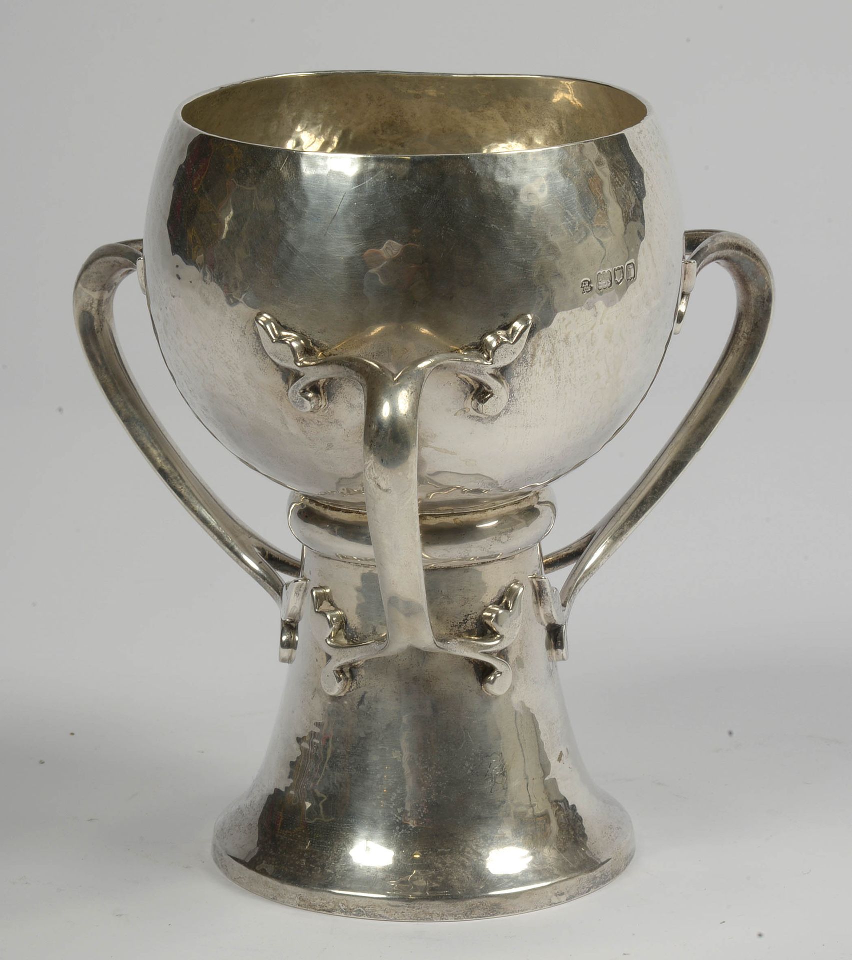 Null 一个部分锤击的银制Art&Craft杯，有三个植物把手，带有1904年的伦敦印记 "I"。Goldsmith James Wakely & Frank&hellip;