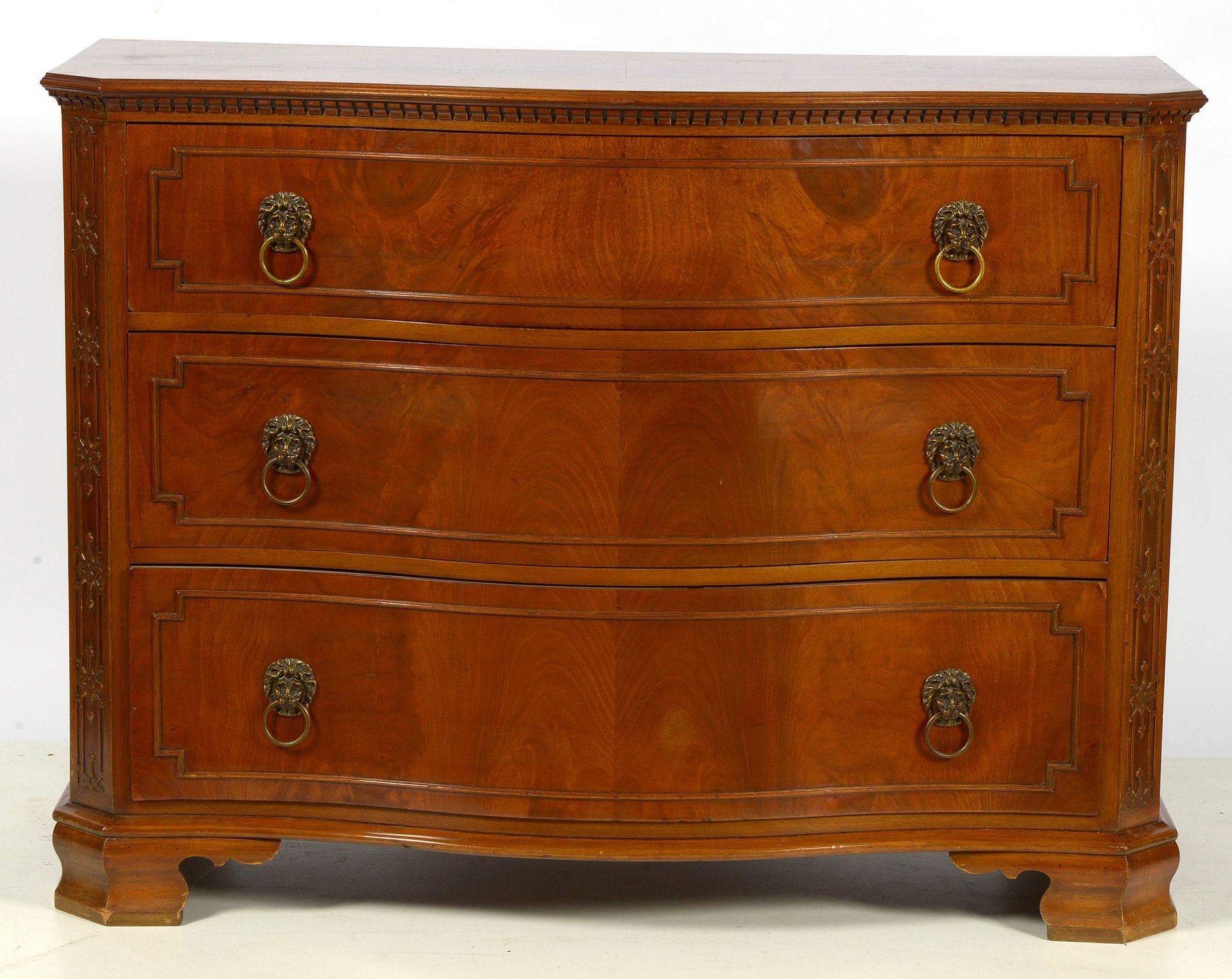 Null 桃花心木抽屉柜，开有三个弧形抽屉。镀金铜饰，有 "狮子 "装饰。英文作品。年代：十九世纪（侧面有裂纹）。尺寸：+/-125x94x56厘米。