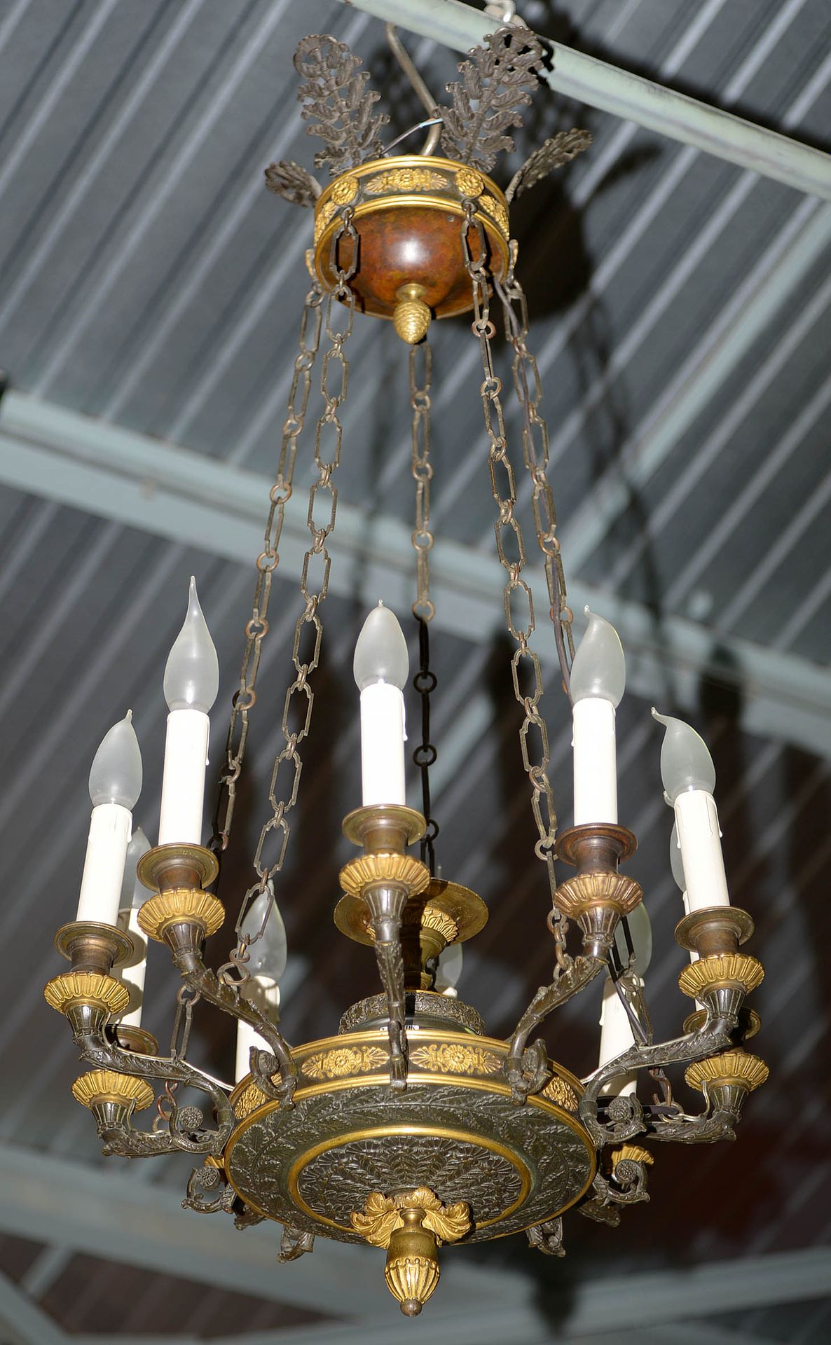 Null 修复风格的吊灯，采用棕色古铜、鎏金和金属板，有十个灯臂。年代：19世纪。高：+/-96厘米。