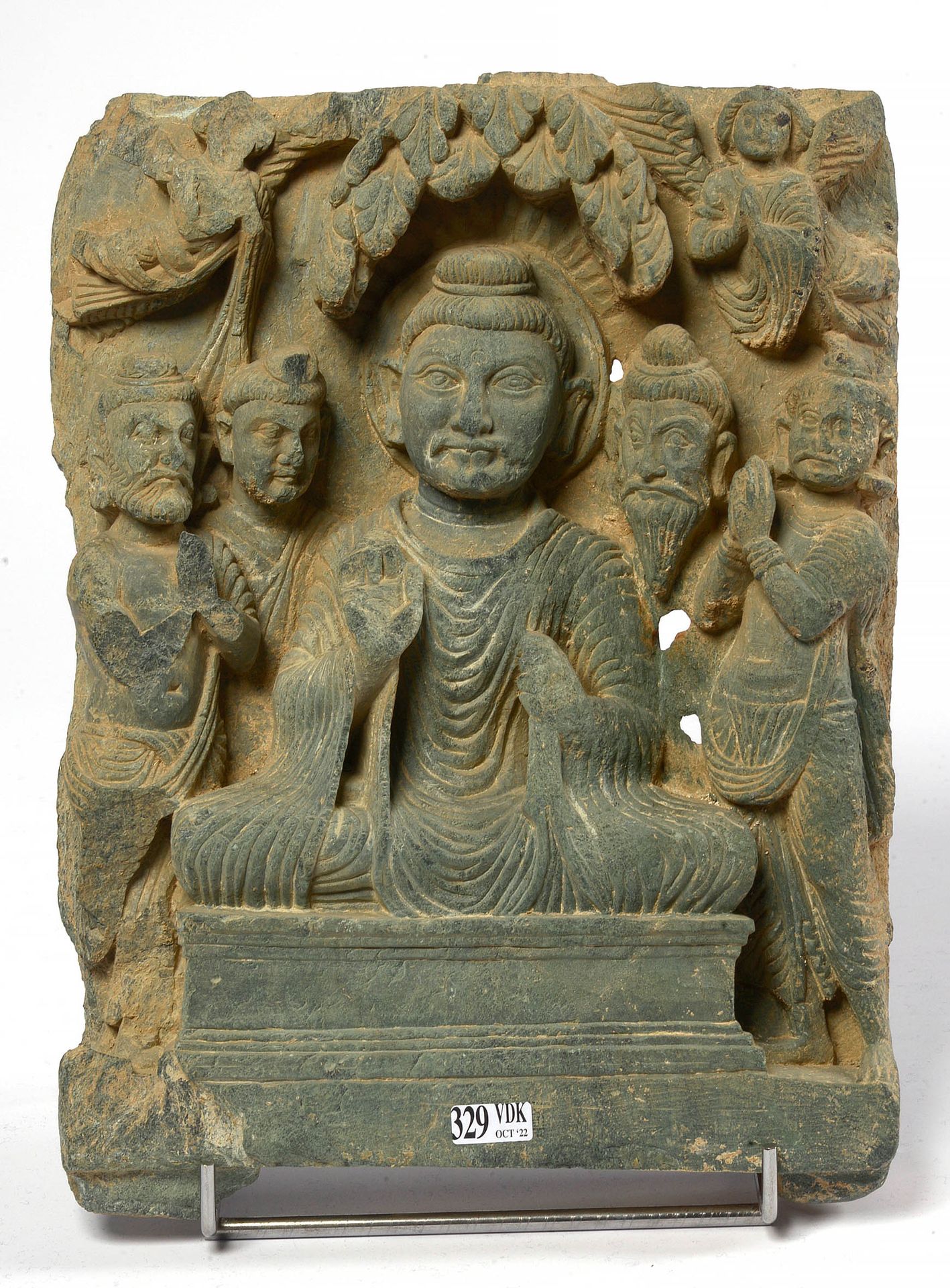 Null 片岩雕刻的高浮雕，表现 "佛陀在四位神灵之间的悟道树下（？）犍陀罗的工作。时期：1-2世纪。附上多米尼克-蒂里昂的证书。尺寸：+/-36,5x27厘米&hellip;