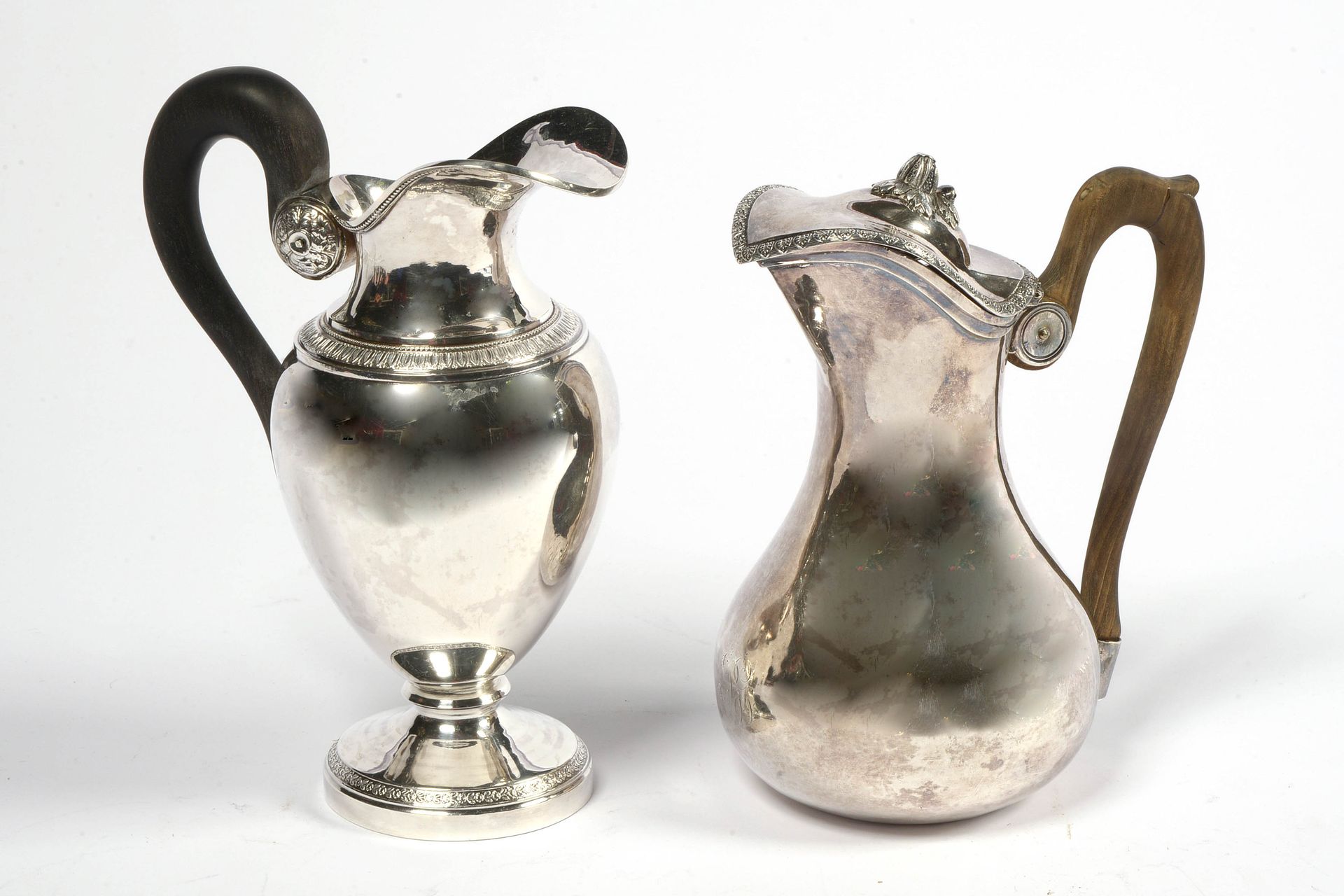 Null 一套两件，包括：一个帝国银奶壶934/1000，带有比利时印记（1832 - 1869），带有Lambelin Emile的印记（？）带有巴黎印记的9&hellip;