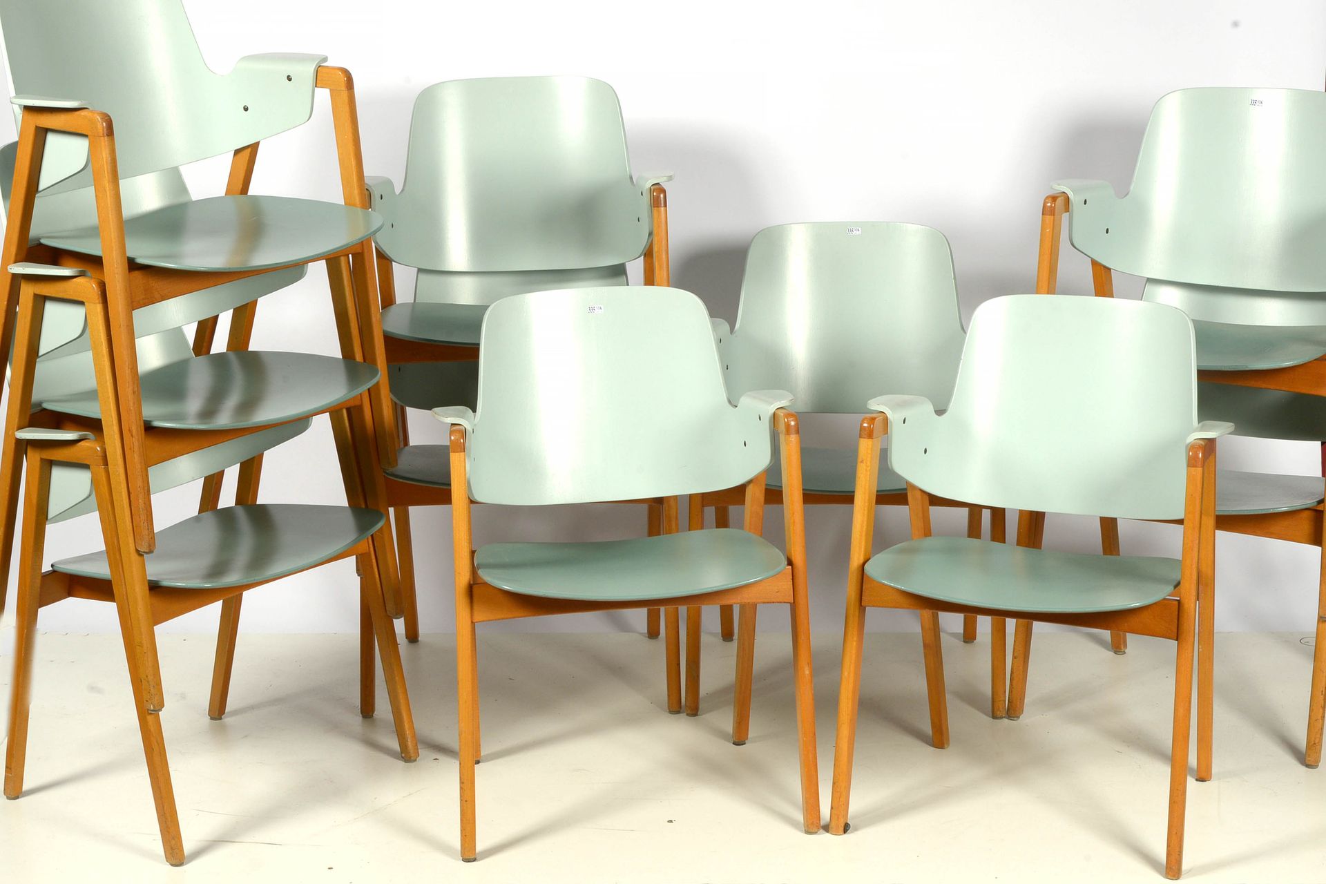Null Set aus zehn Stühlen mit Armlehnen aus grau und blau lackiertem Holz und Na&hellip;