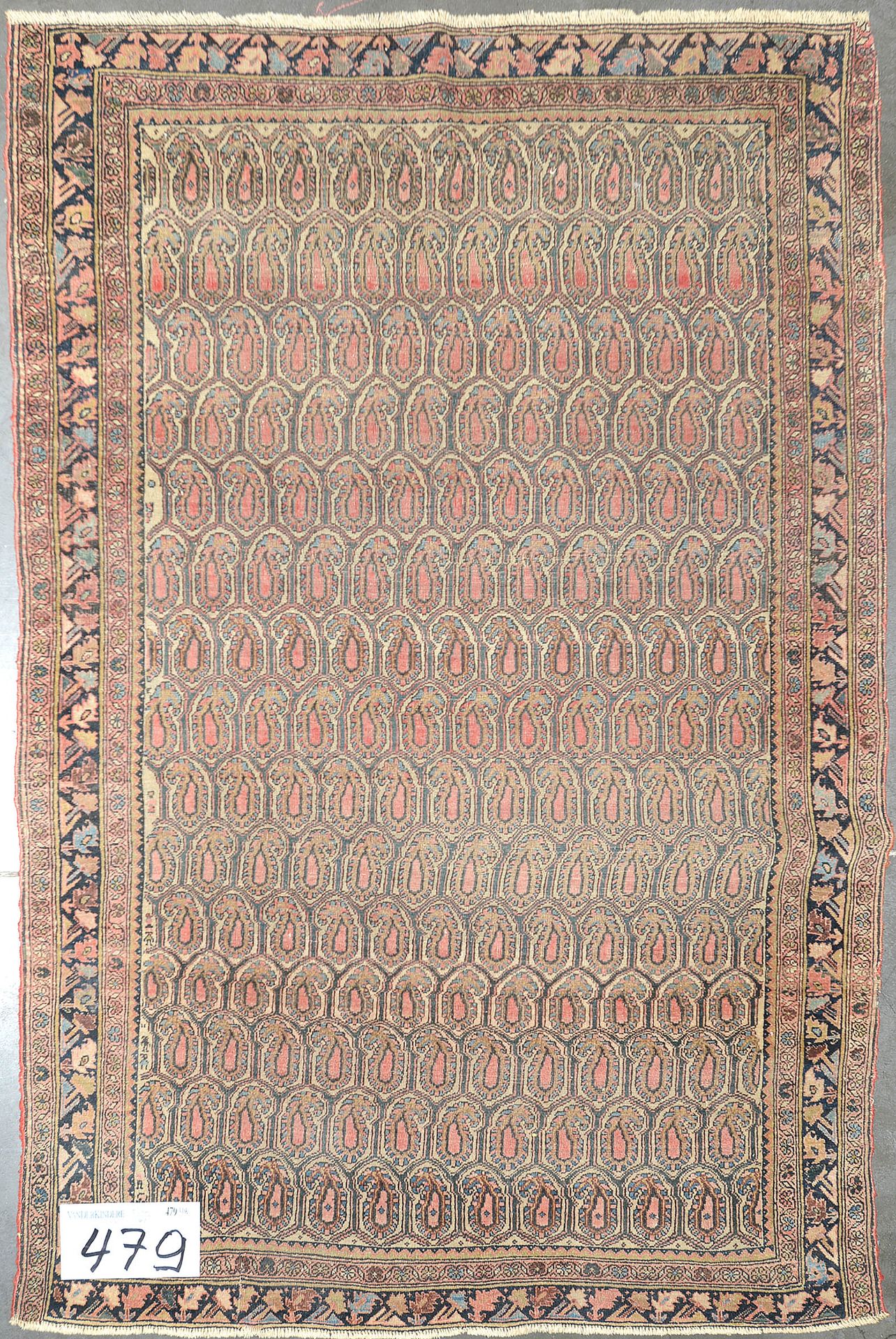 Null Petit tapis en laine et soie au décor de "Boteh" dans les tons vieux rose. &hellip;