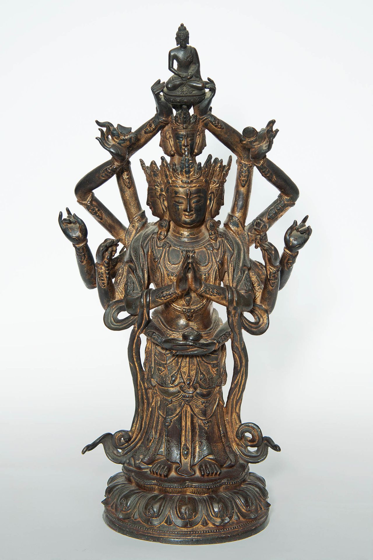 Null Rara e importante representación de "Avalokitesvara de pie sobre una flor d&hellip;