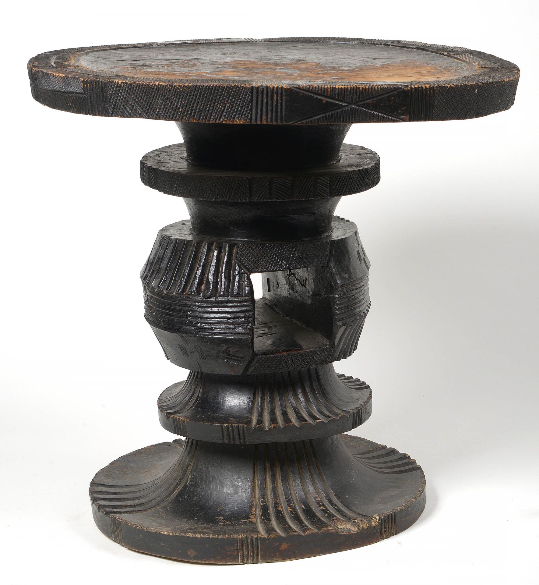 Null Important tabouret Mangbetu en bois sculpté à patine noire. Epoque : fin XI&hellip;