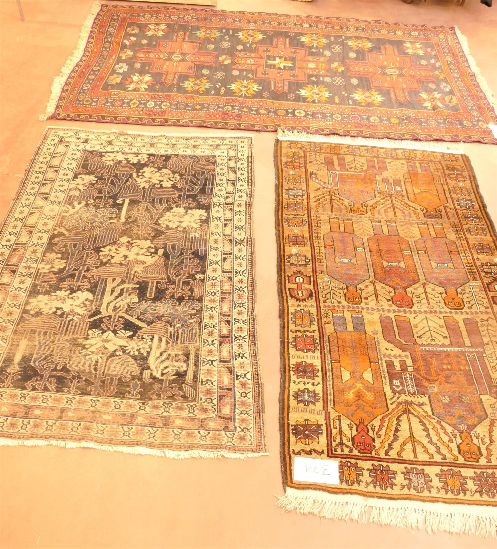 Null Lot de 3 carpettes anciennes. Provenance : Collection Didier Kervyn de Marc&hellip;