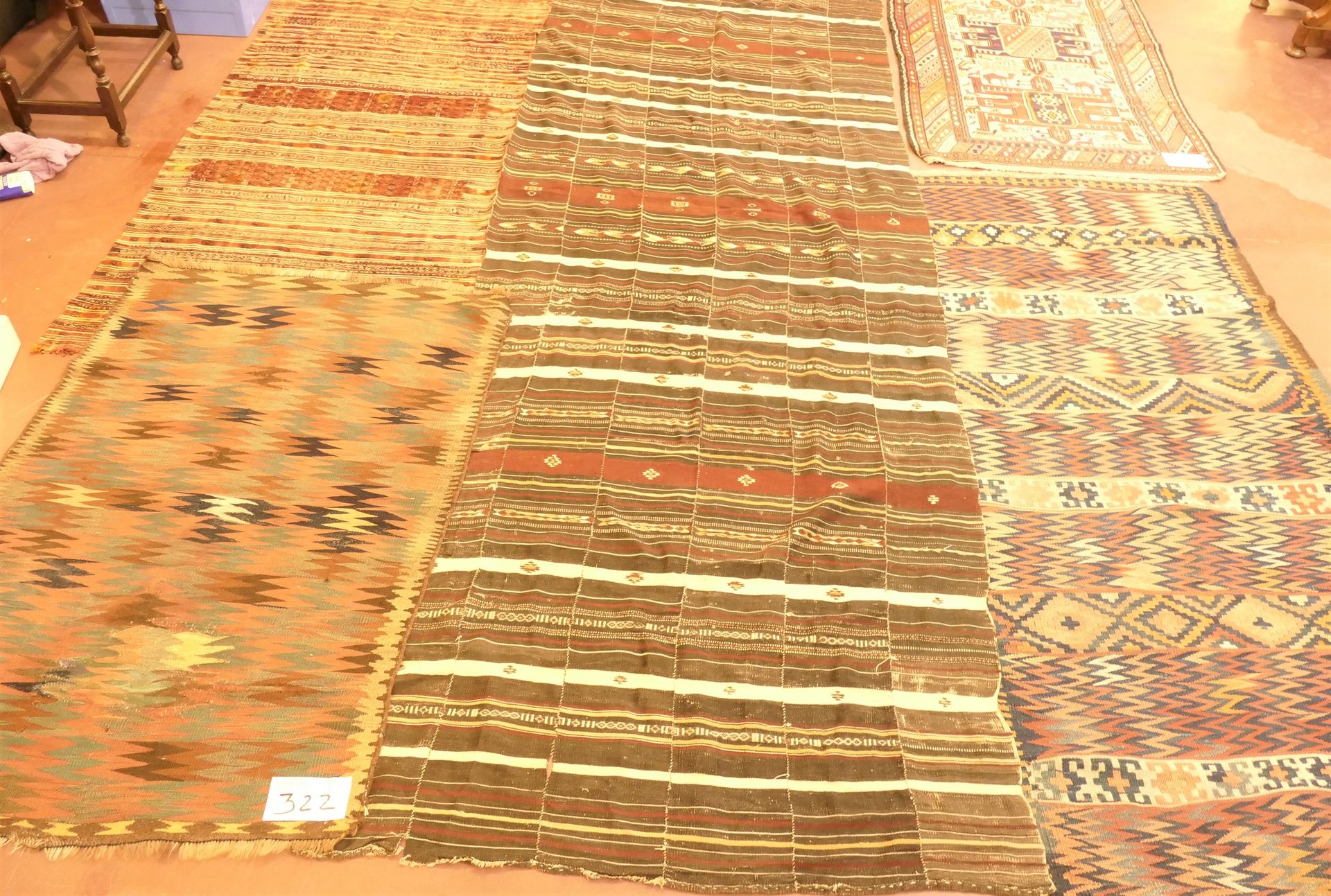 Null Lot de 5 grandes carpettes anciennes. Provenance : Collection Didier Kervyn&hellip;