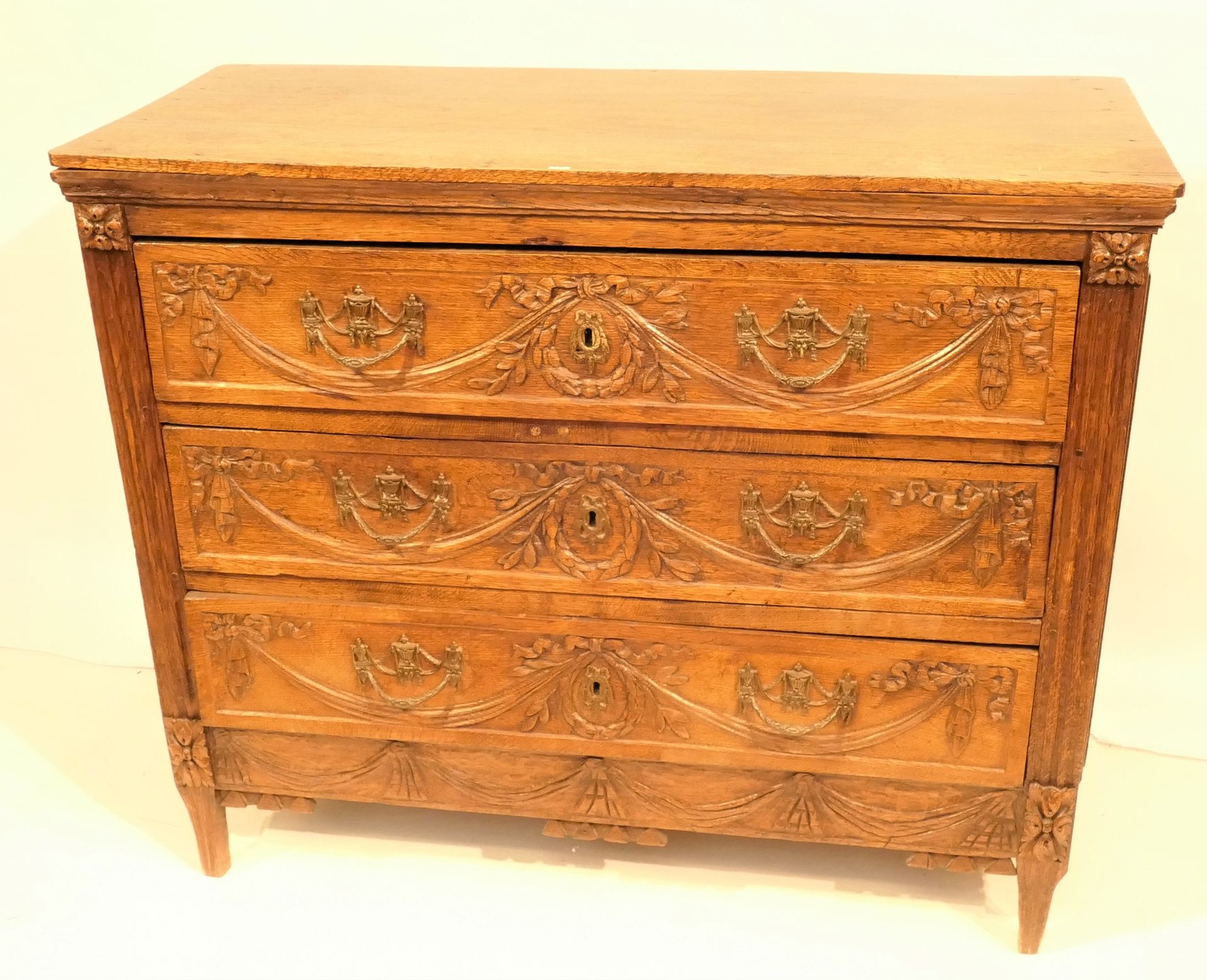 Null Small Louis XVI style chest of drawers in oak. Mosan work. Period : end of &hellip;