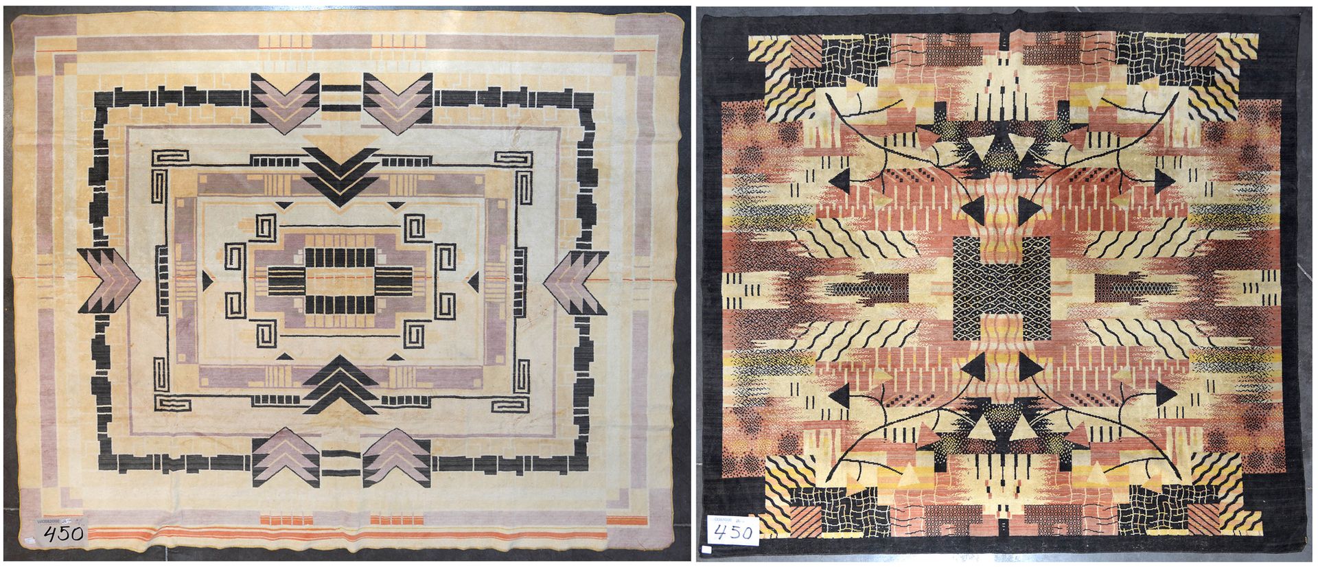 Null 一套两张羊毛桌毯，有棕色、老玫瑰、黄色和紫色的几何装饰。机械工作。年代：约1930年。尺寸：+/-146x168厘米和146x175,5厘米。