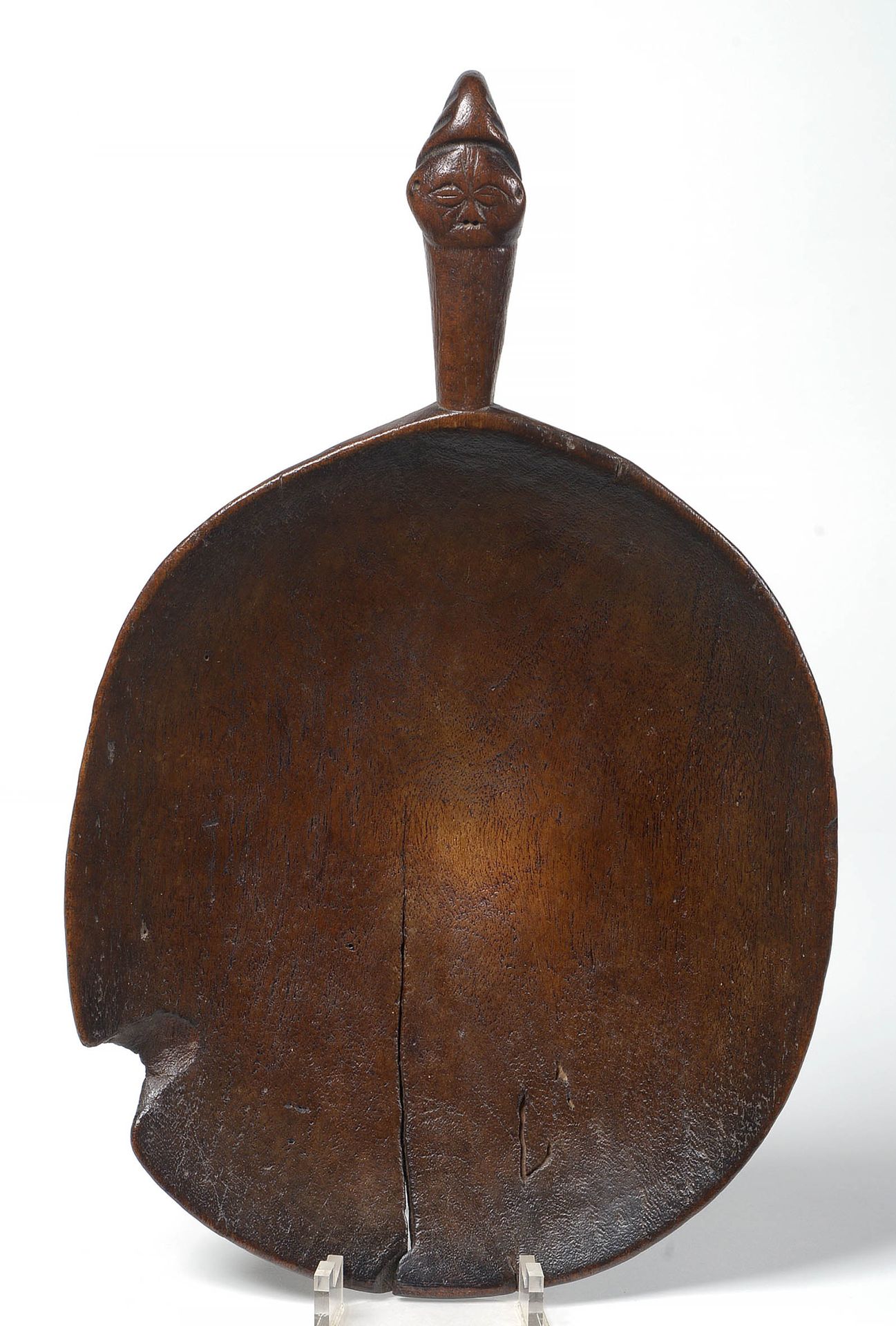 Null 姆巴拉木雕软膏碟，手柄为 "拟人化的头 "形状。来自刚果民主共和国的工作。时期：20世纪初（*）。长：+/-42厘米。