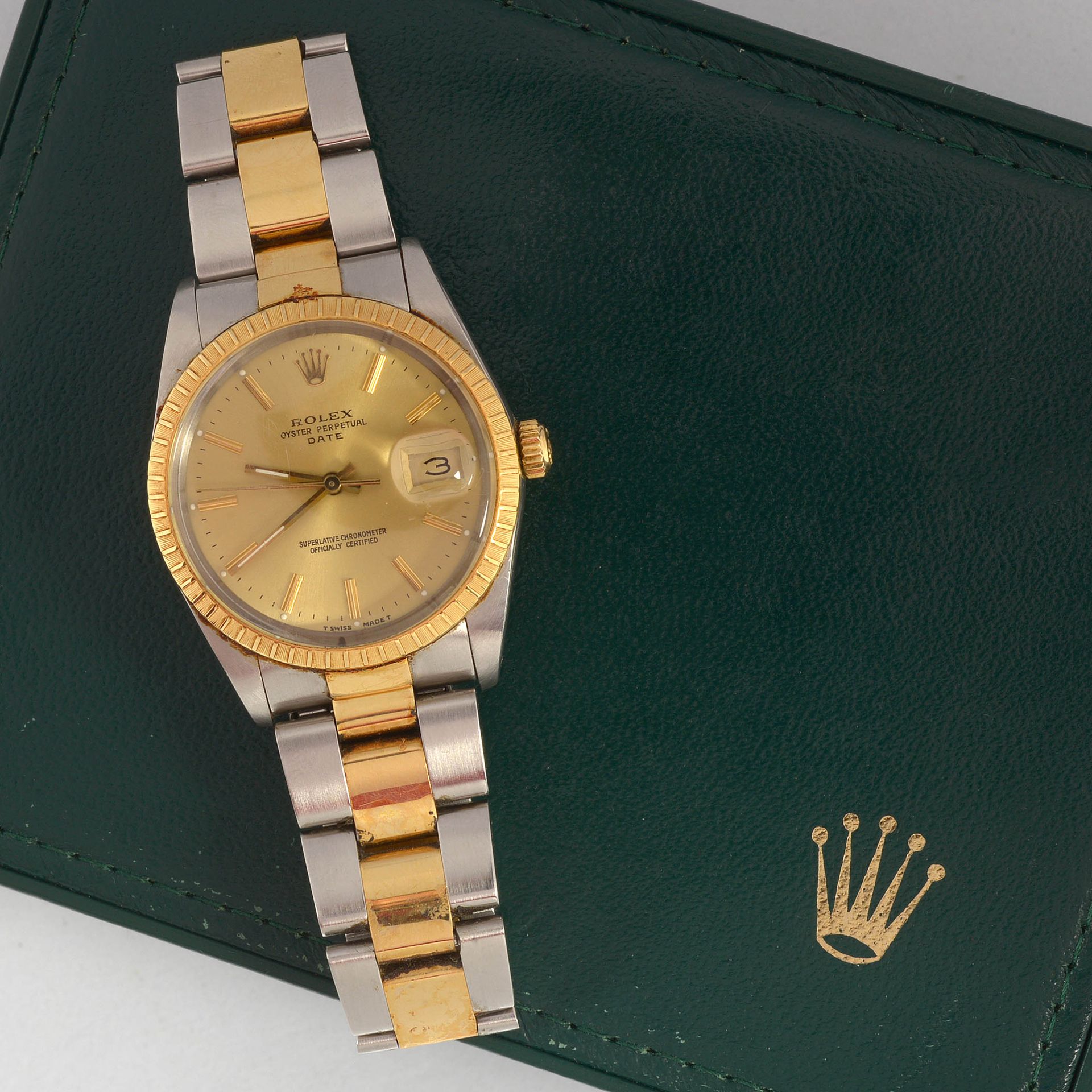 ROLEX 来自劳力士的钢制和18K黄金的男士手表，型号为Oyster Perpetual Date。自动机芯。处于工作状态。附有日期为1990年的保证书和签署&hellip;