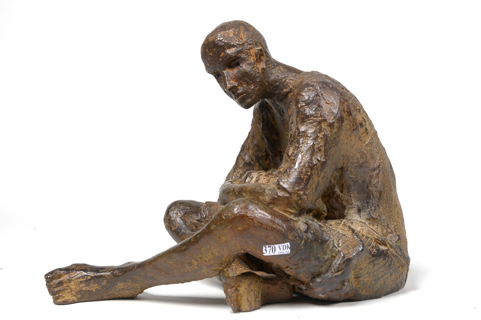 BEAUMONT Hanneke (1947) "Sitzender Mann" aus Bronze mit brauner Patina. Von Hann&hellip;