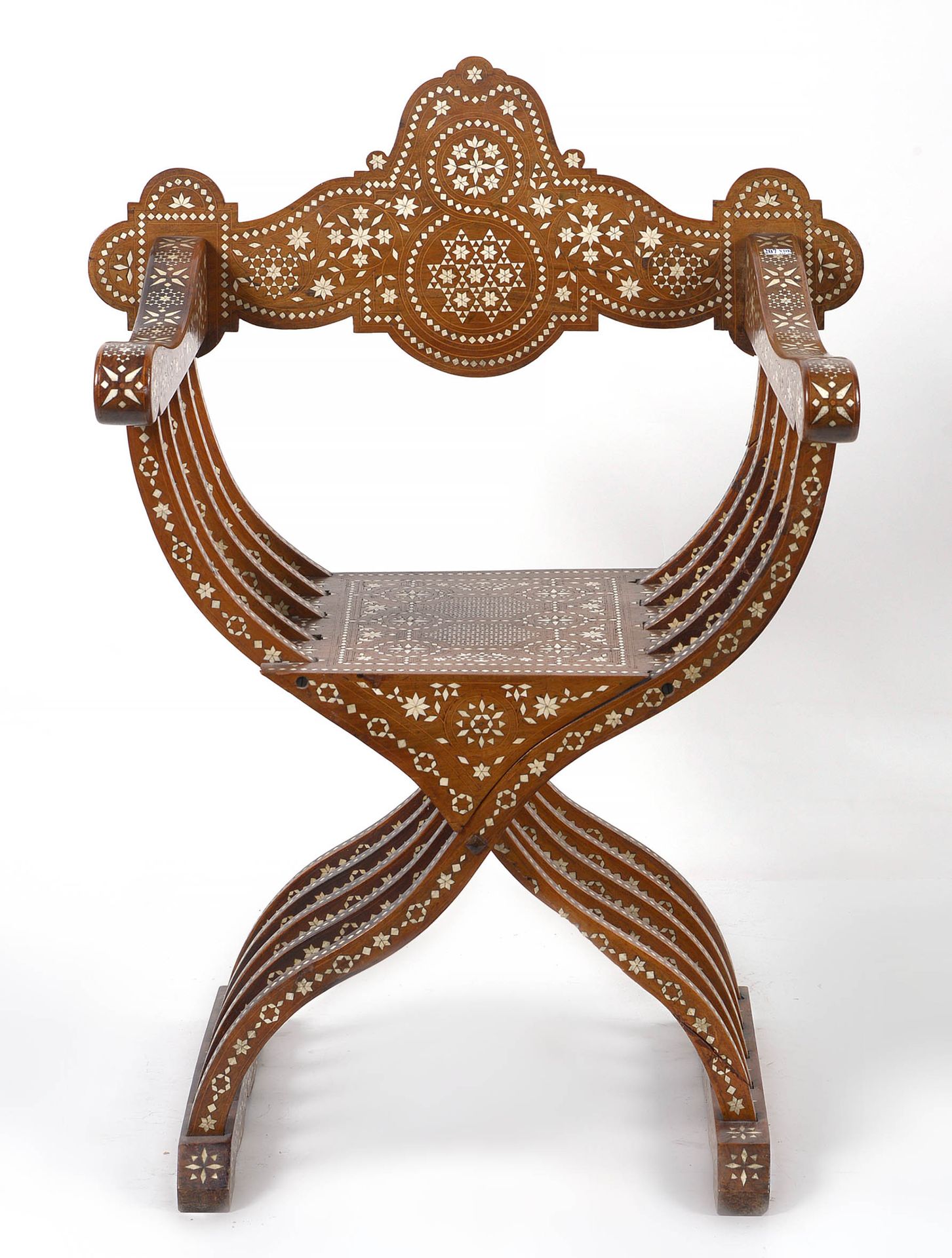 Null 弧形扶手椅，采用天然雕刻的木头，上面镶嵌着丰富的骨质镶嵌物。来自巴利阿里群岛或意大利南部的工作。年代：19世纪（一**到一英尺）。
