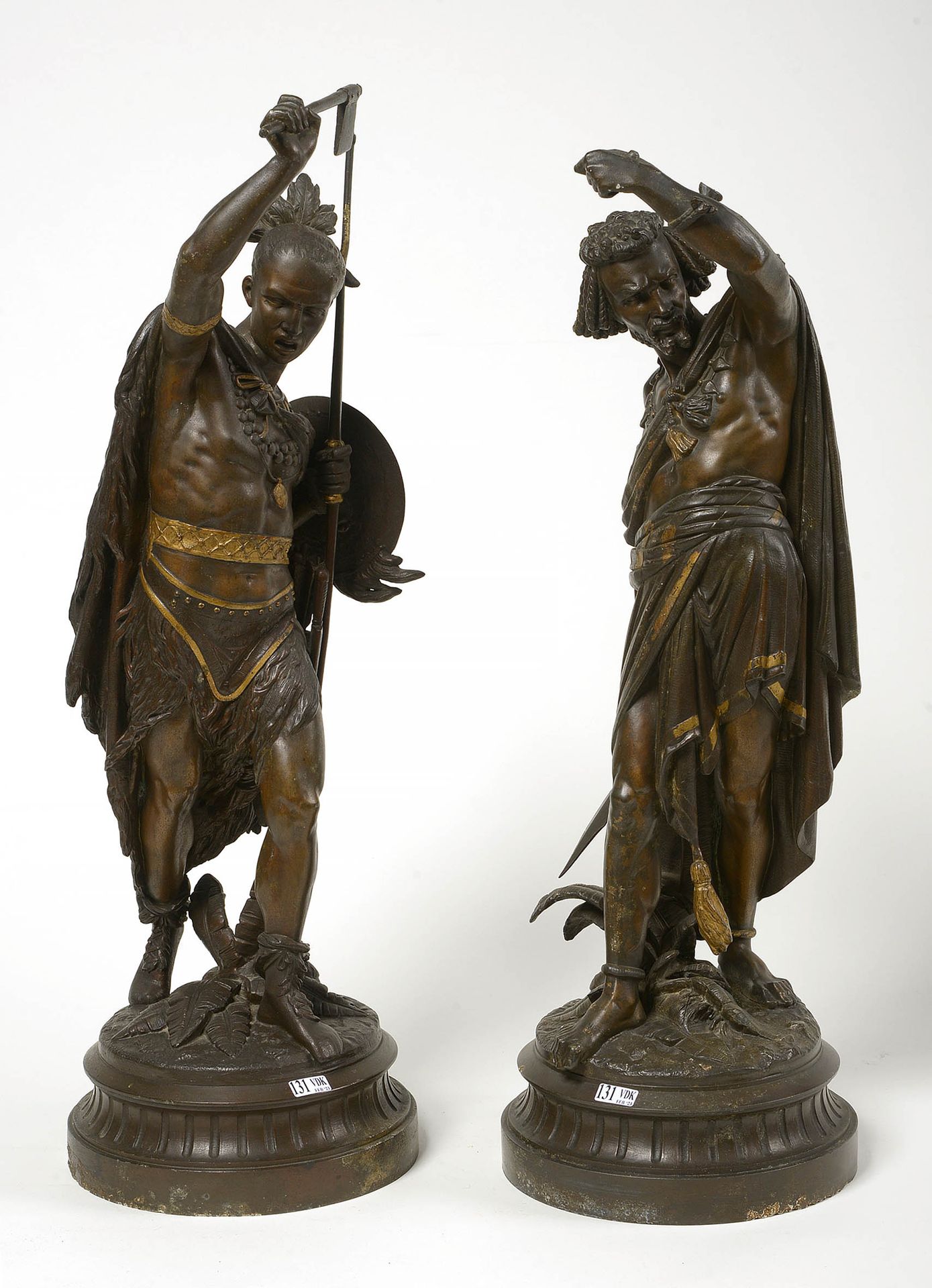 Null Paire de sculptures "Amérindien" et "Africain" en zamac rehaussé d'or. Trav&hellip;