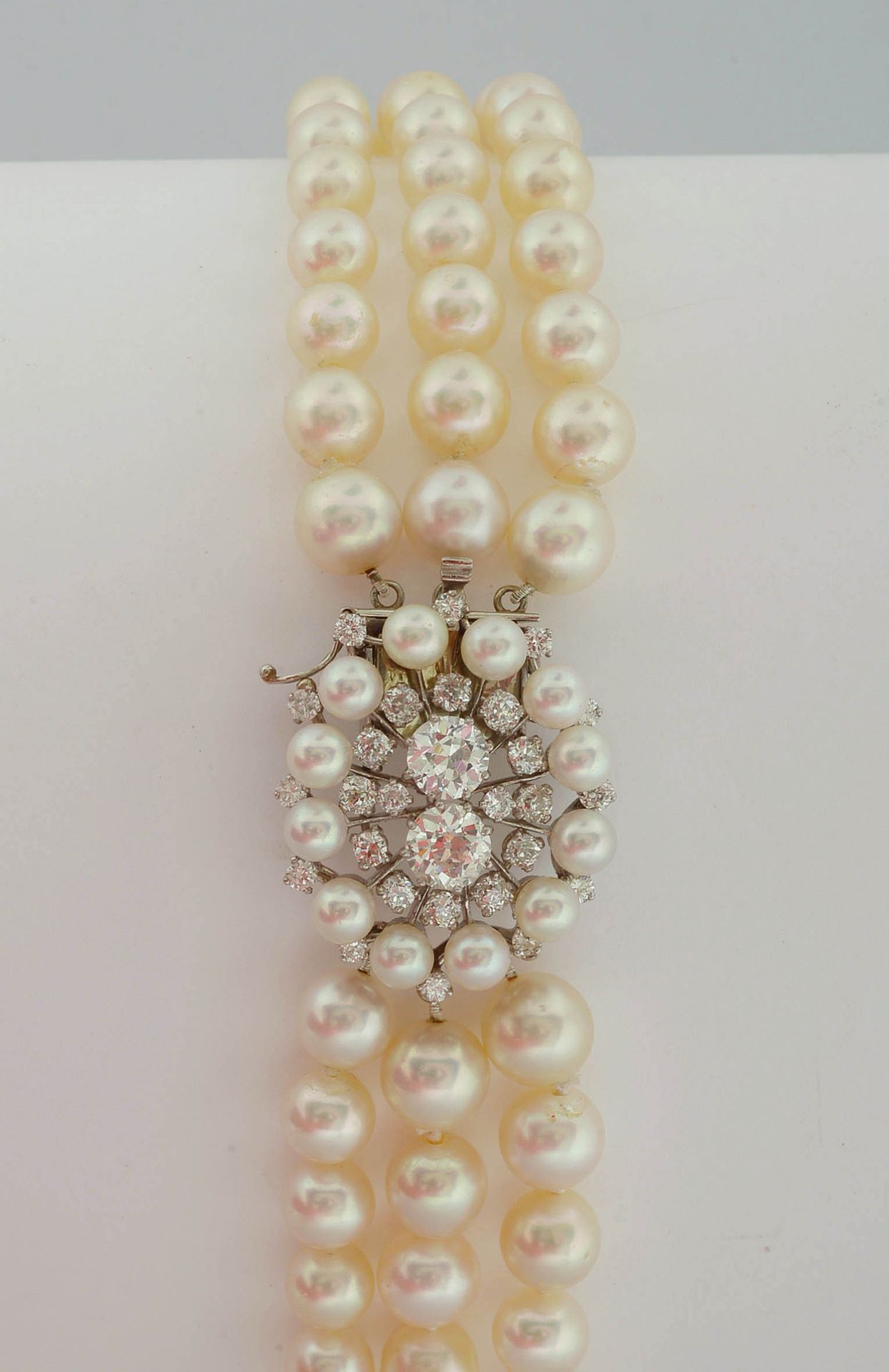 Null Tres hilos de perlas con cierre de oro blanco de 18 quilates engastados con&hellip;