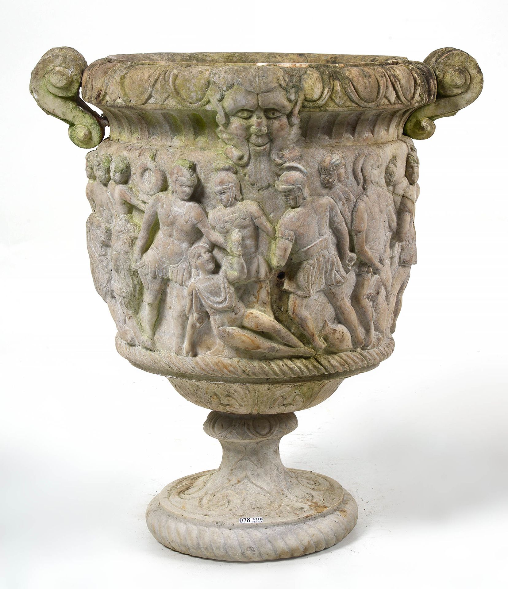 Null 一个白色的大理石瓮形花瓶，在淋浴的基础上，装饰着古色古香的战车和人物的门楣。意大利的工作。年代：19世纪（*到一个手柄和裂缝）。高：+/-57厘米。