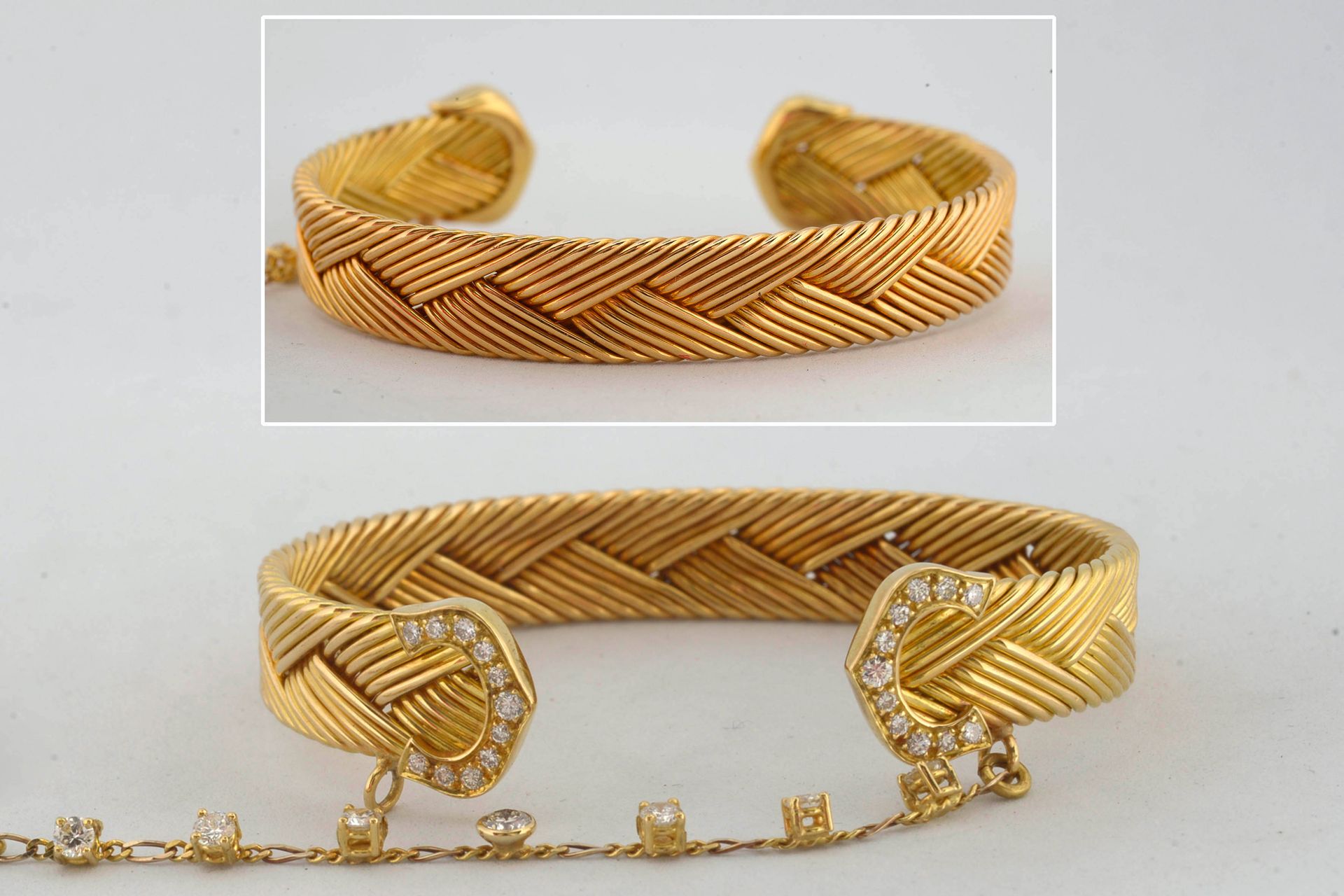 CARTIER 优雅的18K黄金手镯，带有扭曲的编织带，在其中心点缀有卡地亚双 "C "字样，并镶嵌有总重+/-0.44克拉的明亮型切割钻石。签名为卡地亚，编号&hellip;