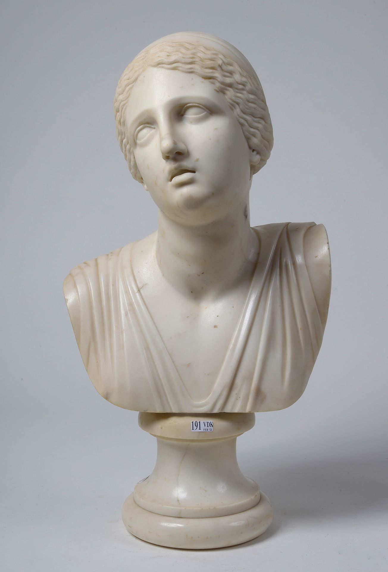 Null "Buste de Niobide" sur piédouche en marbre blanc sculpté. D'après l'antique&hellip;