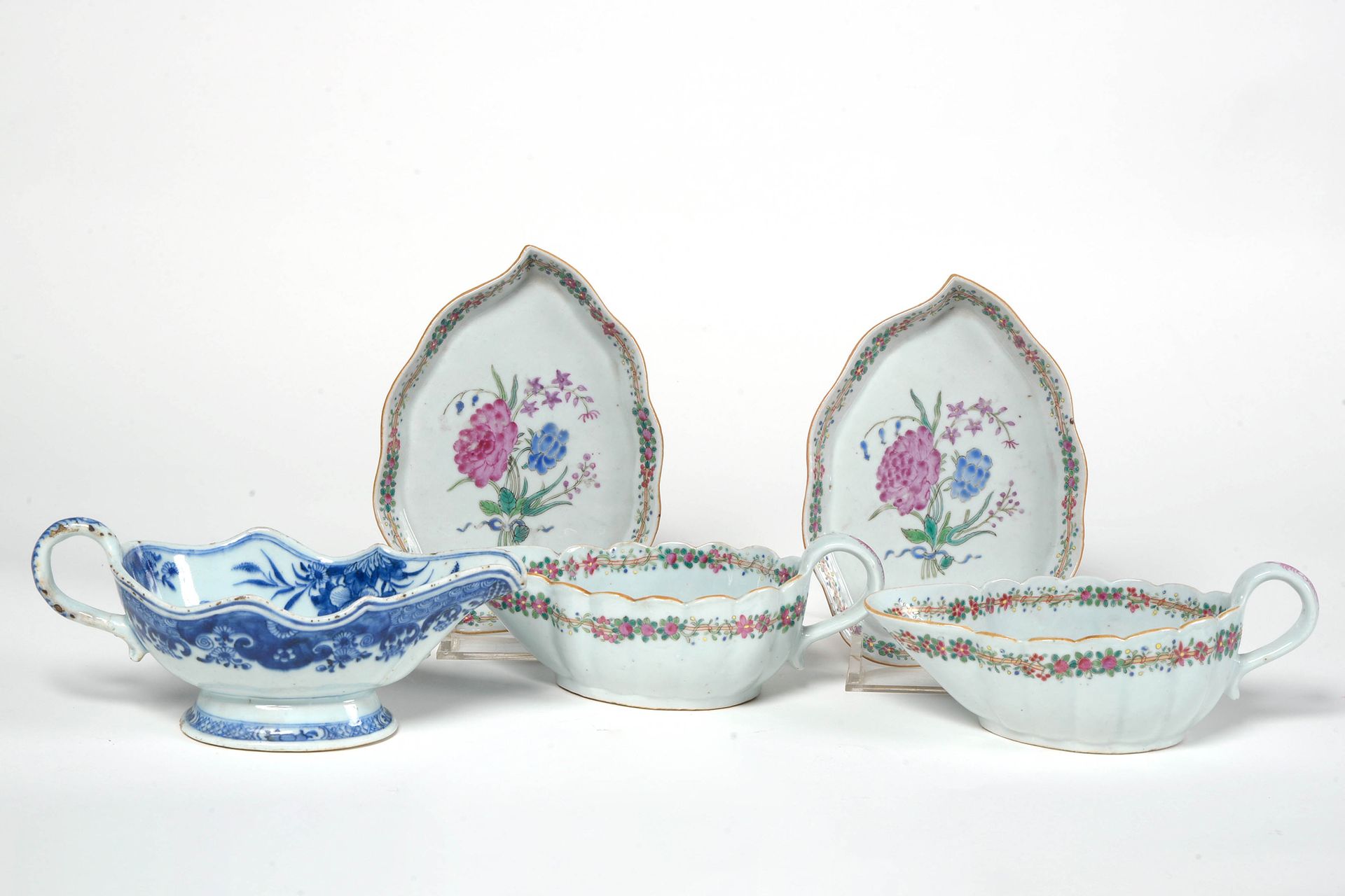 Null 中国瓷器酱缸一套三件，包括：青花酱缸，装饰有 "花枝上的鸟"。还有一对多色碟子和它们的展示架，上面有花卉装饰。年代：18世纪。出处：前Le Fever&hellip;