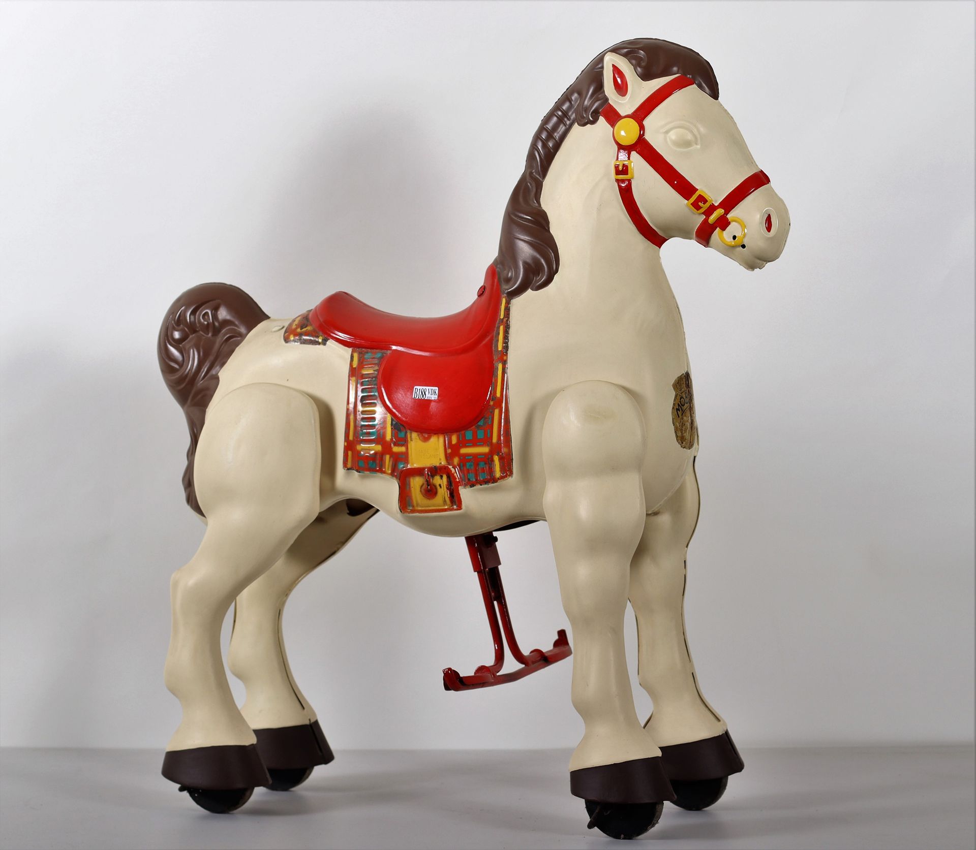 Un caballo, juguete infantil de chapa. Período: siglo XX…