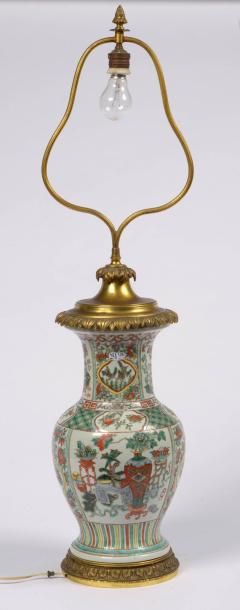 Null Vase balustre en porcelaine polychrome de Chine monté en lampe et décoré de&hellip;