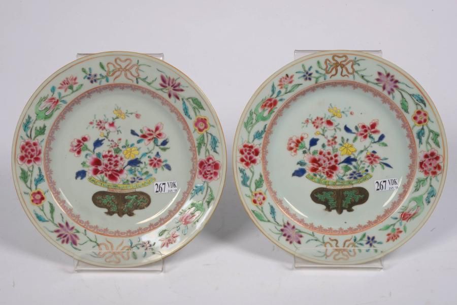 Null Paire d'assiettes en porcelaine polychrome de Chine au décor floral. Epoque&hellip;