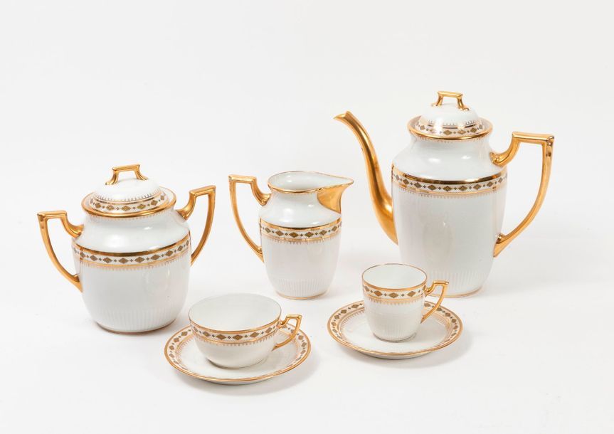 Null LIMOGES France 

Partie de service à thé-café en porcelaine à décor de moti&hellip;
