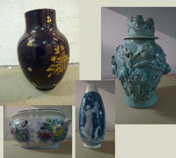 Null Lot de 4 faïences et porcelaines, en l'état :

- SARREGUEMINES, Vase balust&hellip;