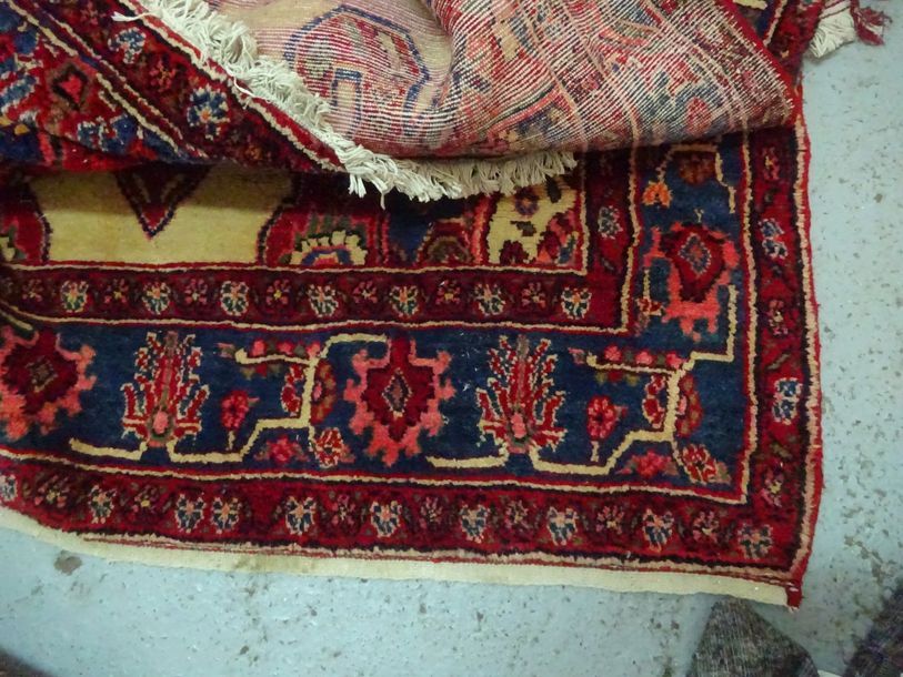 IRAN, Seconde moitié du XXe siècle 

Grand tapis en laine à décor floral stylisé&hellip;
