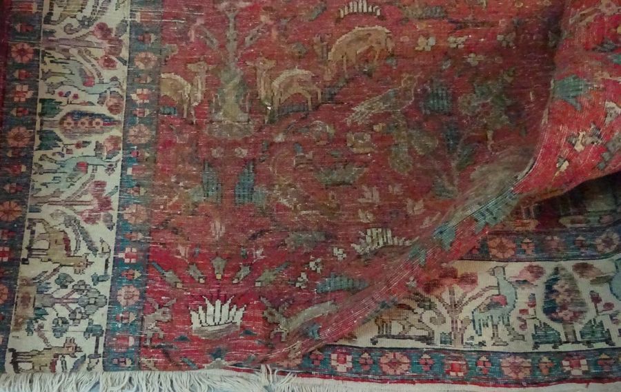 IRAN, XXème siècle 

Tapis de laine orné rinceaux de fleurs animés par des volat&hellip;
