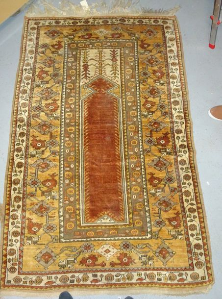 Null Petit tapis de prière à mirhab étroit brun.

Bordure ornée de fleurs stylis&hellip;