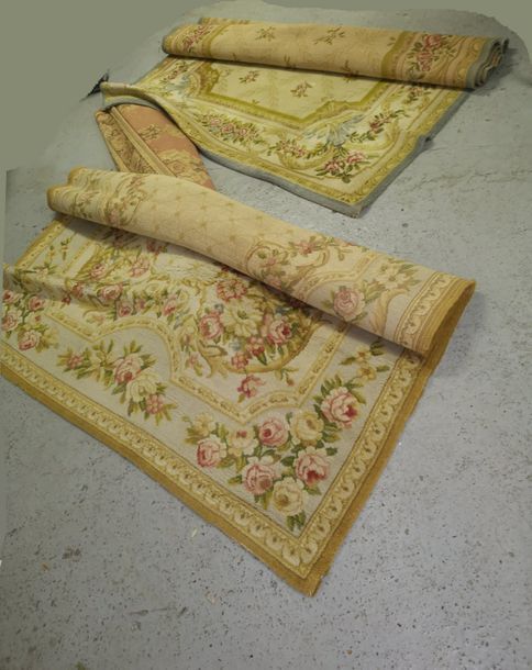 Null Trois grandes carpettes imitant des tapis d'Aubusson à décors de fleurs.

T&hellip;