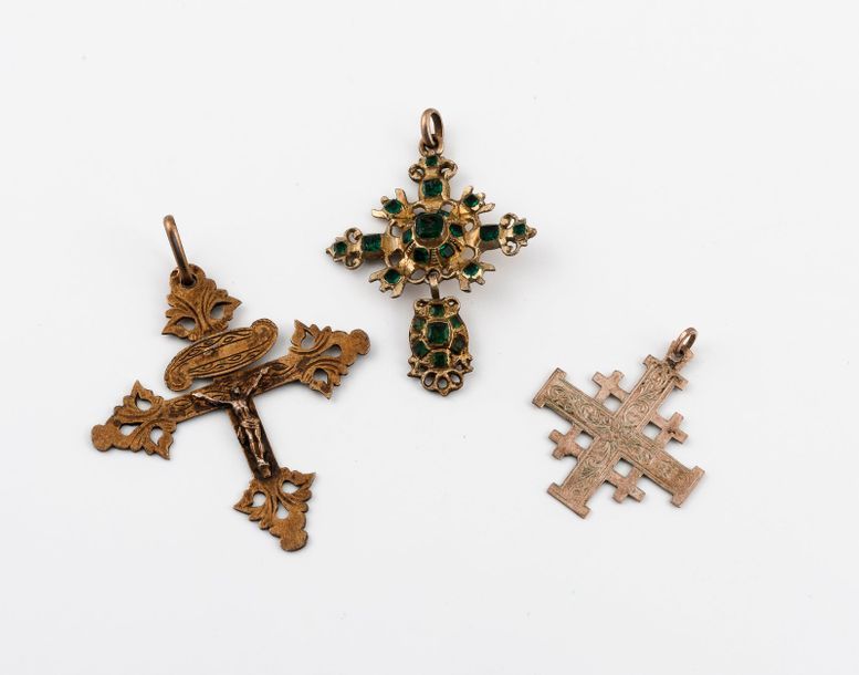 Null Trois pendentifs croix en argent (min.800), l'un orné de pierres vertes fac&hellip;